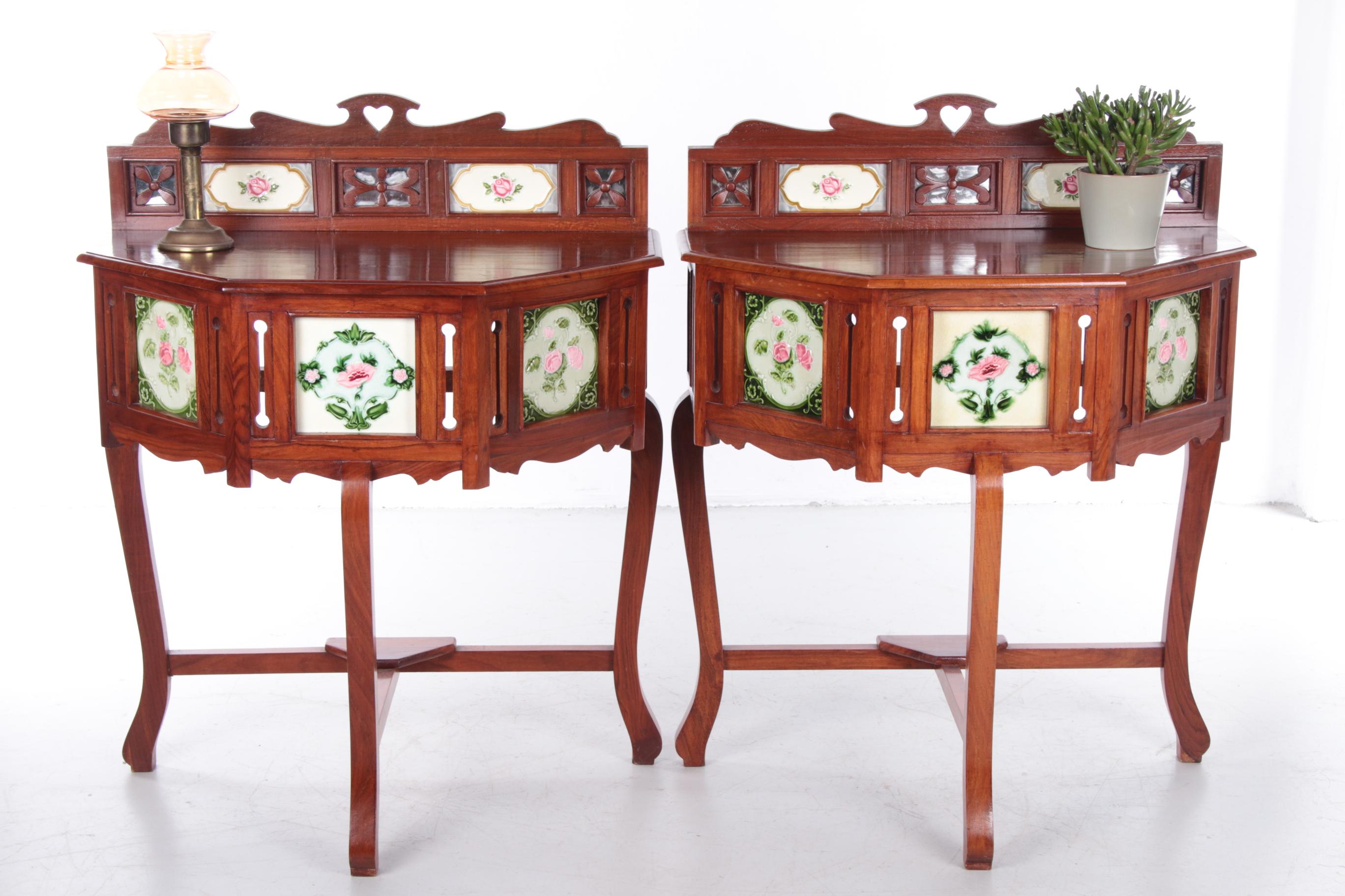 Set Portuguese Colonial wall nightstands by Meranti with Tiles, 1930

Two Portuguese colonial 3 angular merantie wall tables.

Two Portuguese colonial triangular meranti tables from the late 19th century from the Diu region on the west coast of