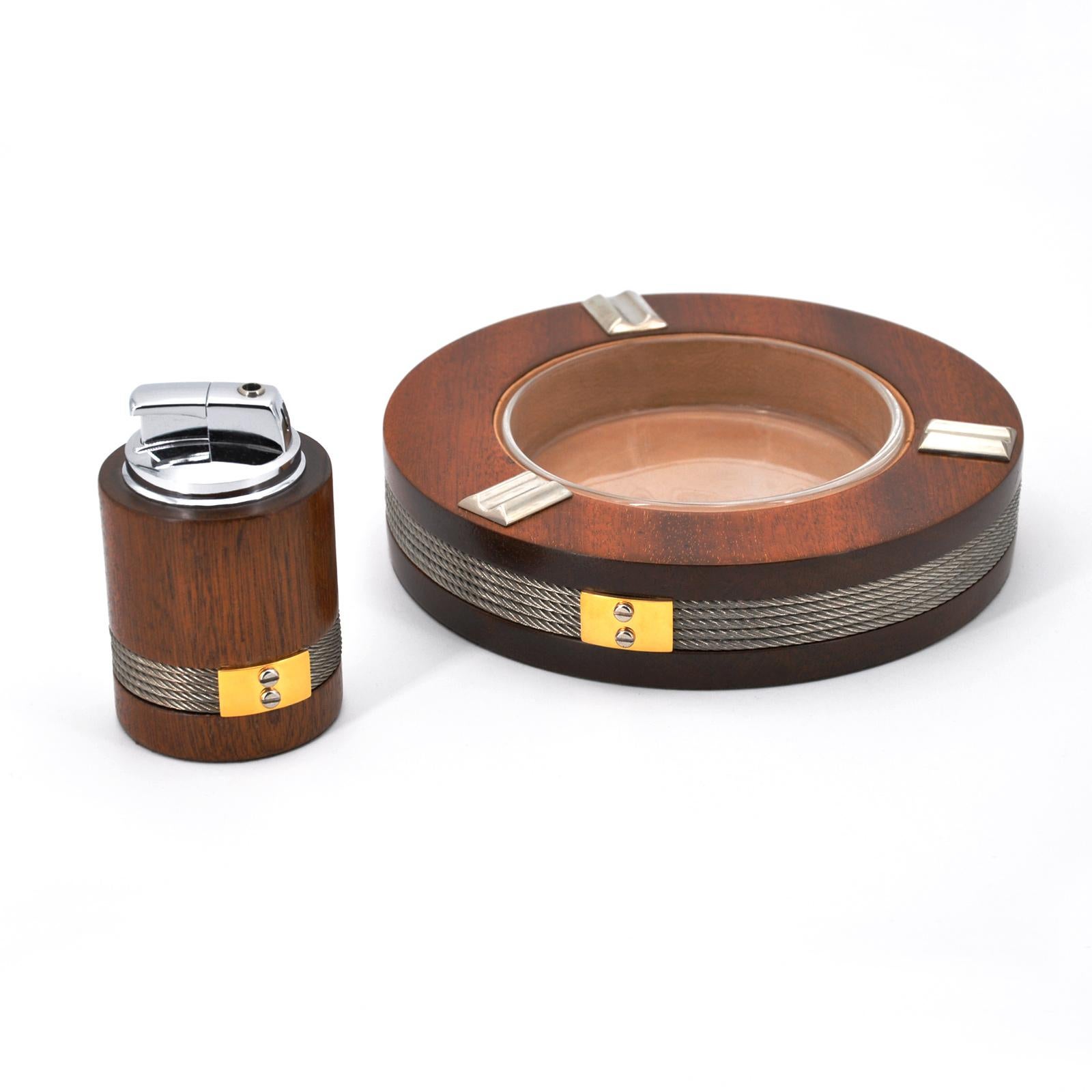 Aporte un toque de elegancia marinera a su entorno con este refinado juego de cenicero y encendedor inspirado en el mundo de la vela y las regatas. 
Un accesorio con clase, perfecto para los amantes del mar y del diseño.

Rasgos distintivos:
-