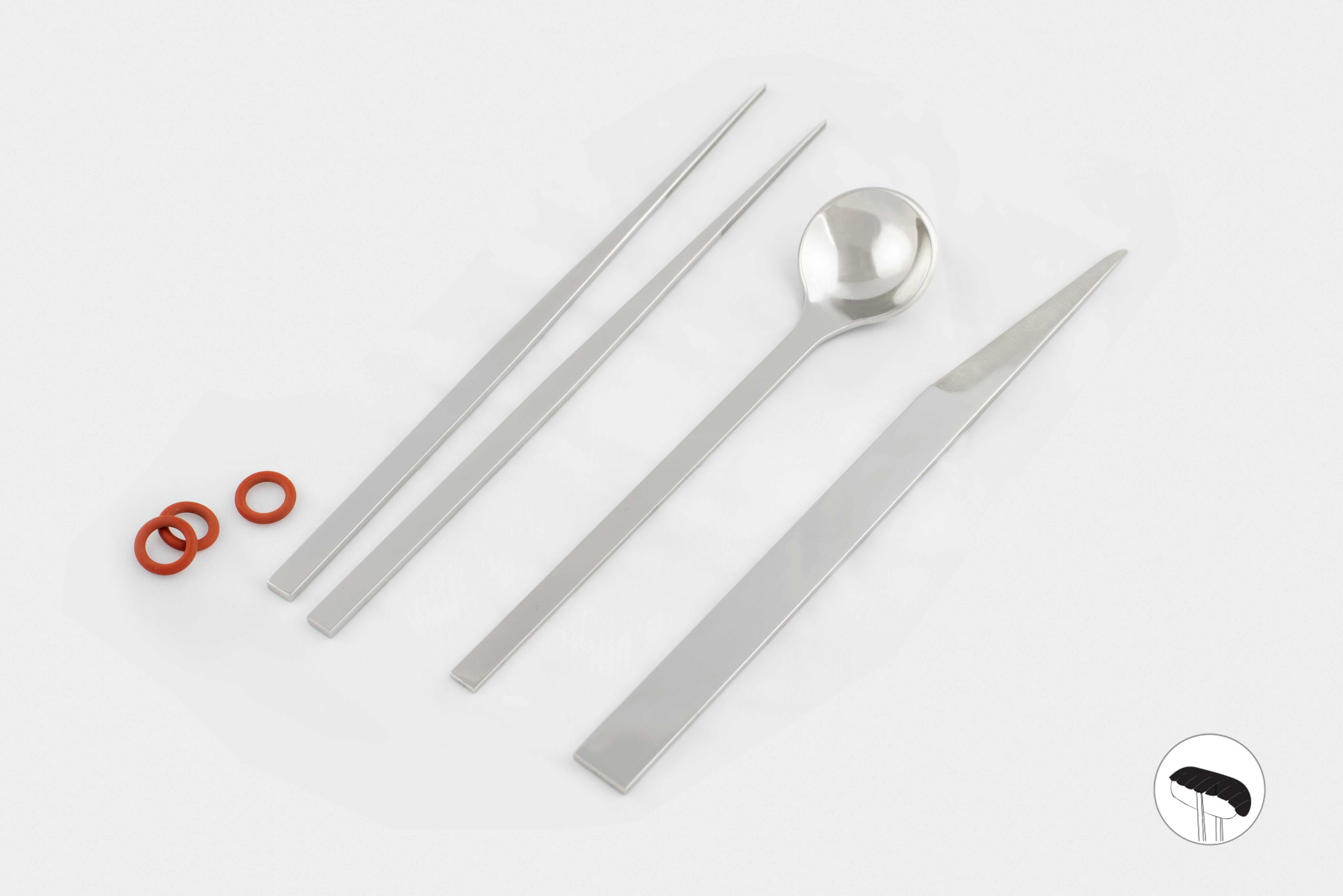 Set sapio - tris di posate in acciaio inox 316.

Il tris di posate in acciaio inox è espressione di un design dal fascino contemporaneo, caratterizzato da linee essenziali, quasi stilizzate.

Questo set di posate a tre pezzi comprende una