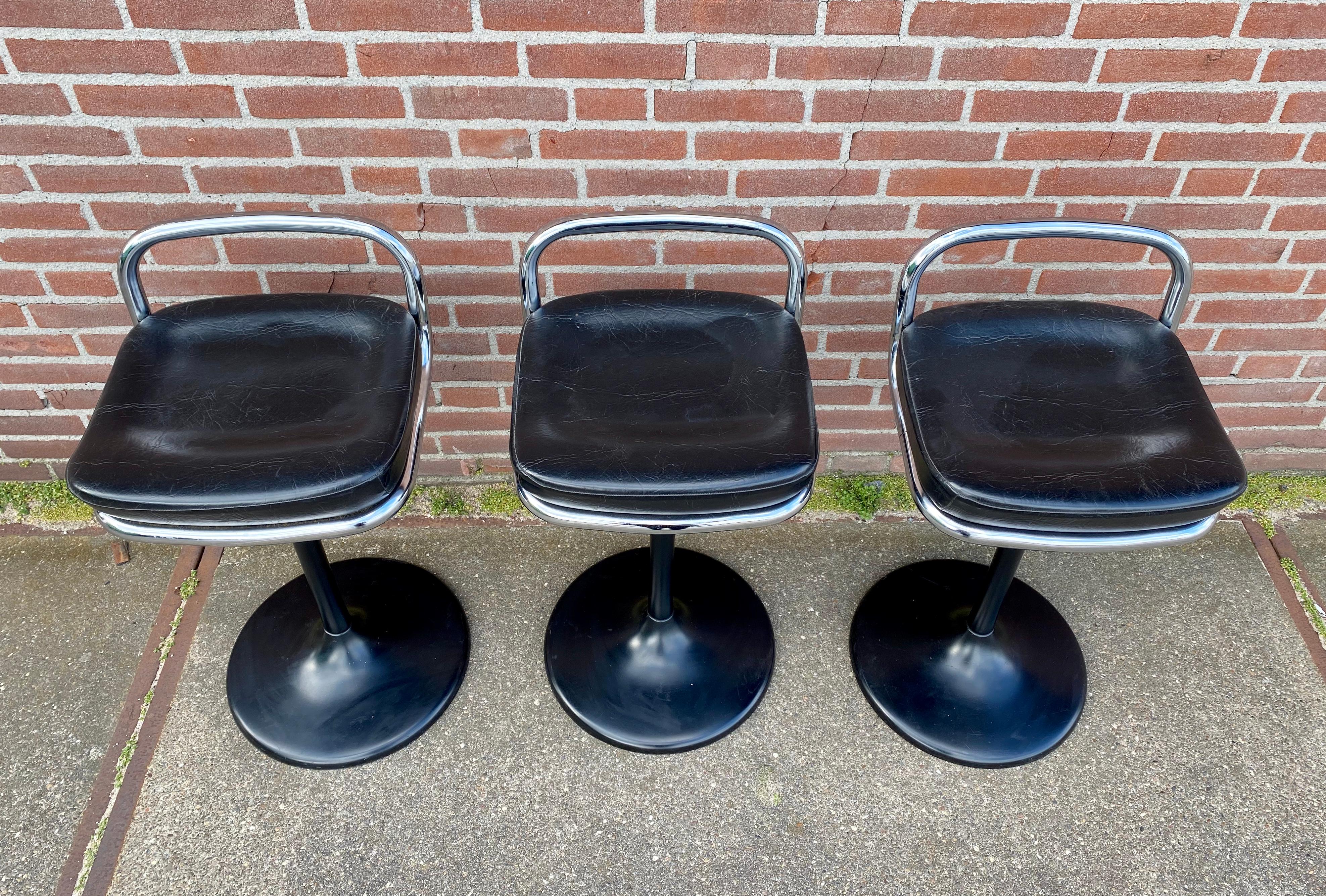 Fin du 20e siècle Ensemble de chaises pivotantes postmodernes:: tabourets de bar par Lush:: 1970