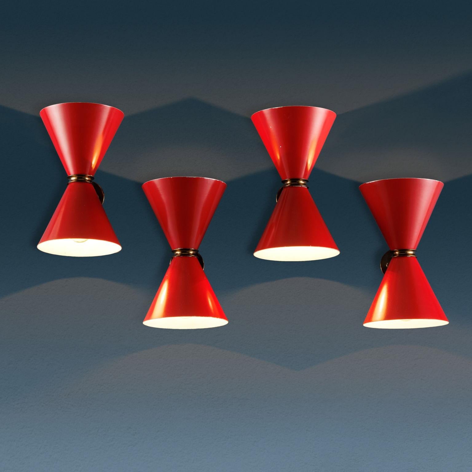 Set di lampade a parete di manifattura italiana realizzate con un doppio cono in metallo smaltato in rosso, anello e supporto in ottone. 