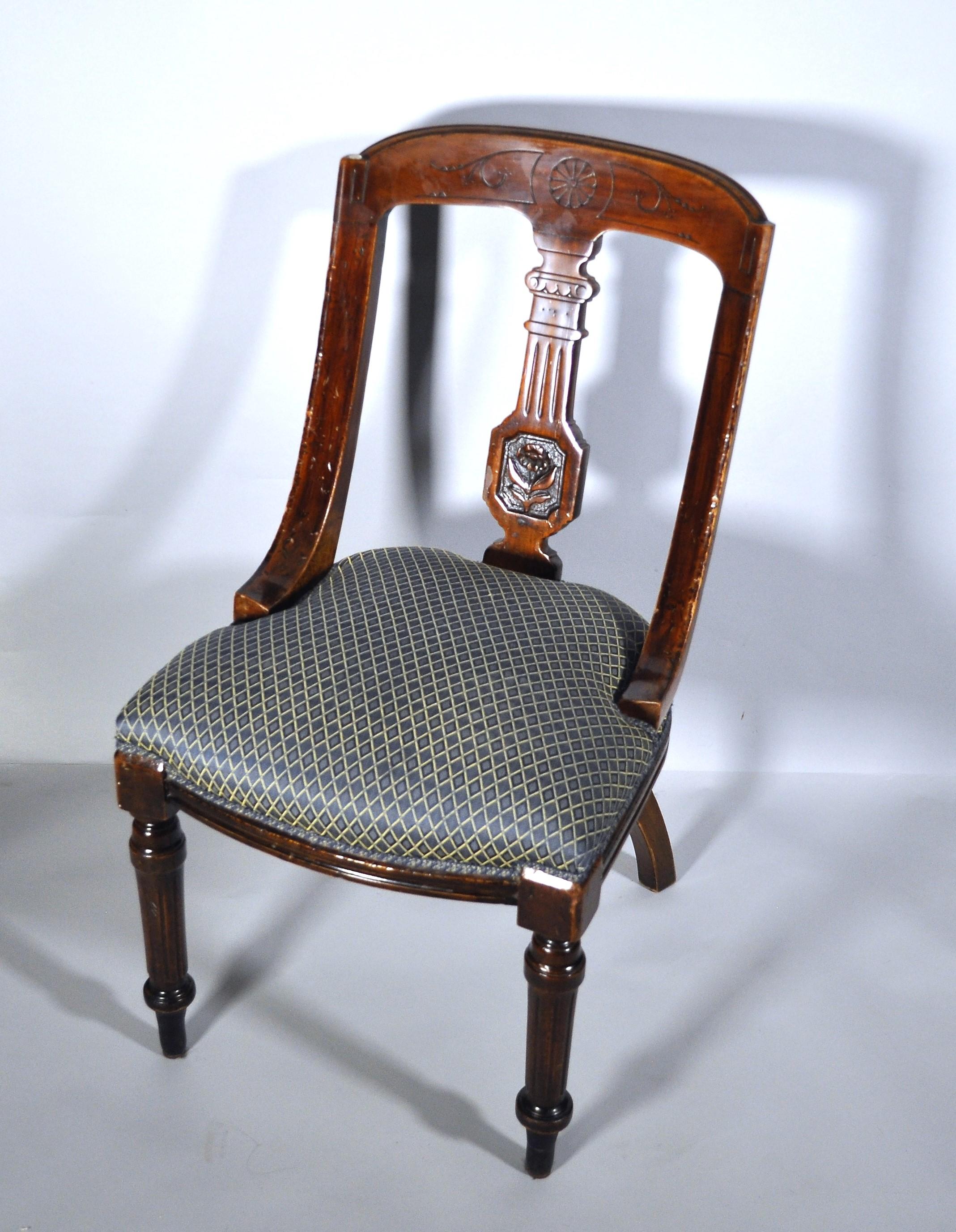 Ensemble de quatre chaises de salle à manger anglaises 