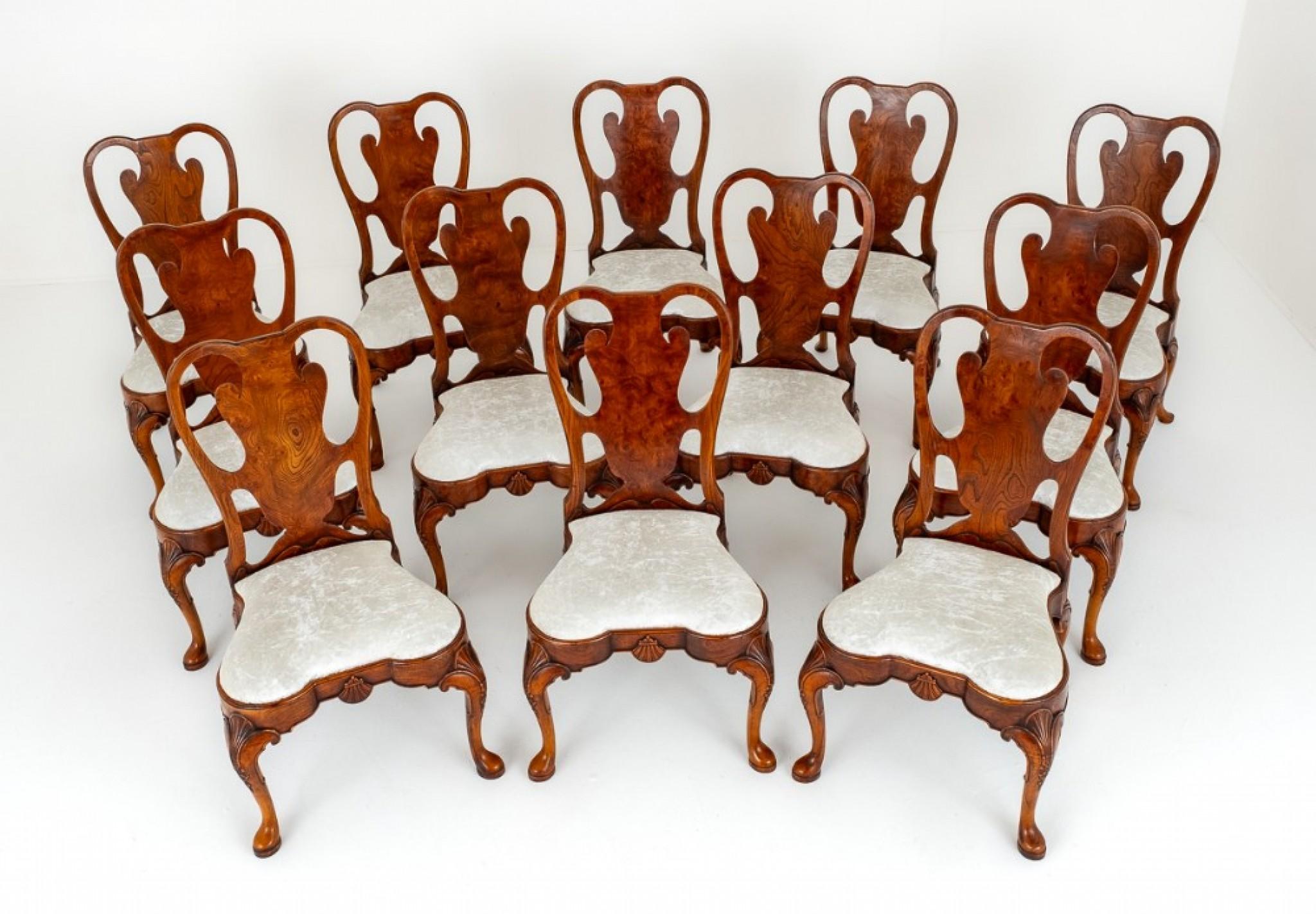 Ensemble de 12 chaises de salle à manger de style Queen Anne.
Ces chaises sont dans le style de Giles.
Circa 1920
Les chaises reposent sur des pieds cabriole avec des pieds pad, avec des coquilles sculptées au niveau des genoux.
Les pieds arrière