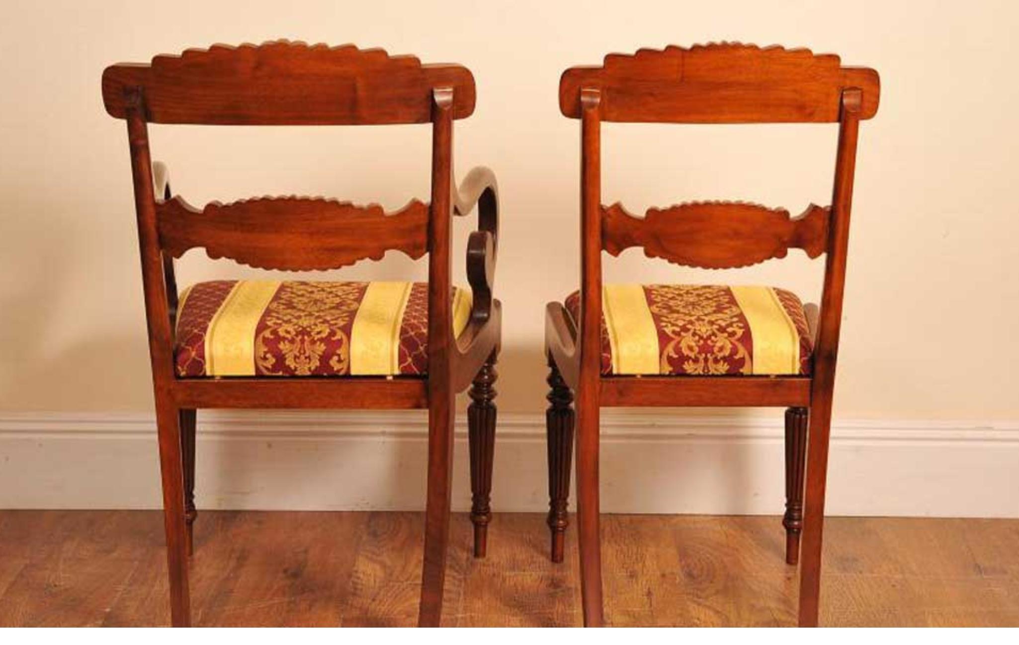 Sie sehen hier einen absolut fantastischen Satz von 10 englischen Esszimmerstühlen im Regency-Stil, handgefertigt aus Nussbaumholz mit komplizierten Intarsienarbeiten auf der Rückenlehne. Das Set besteht aus zwei Sesseln und acht Beistellstühlen.