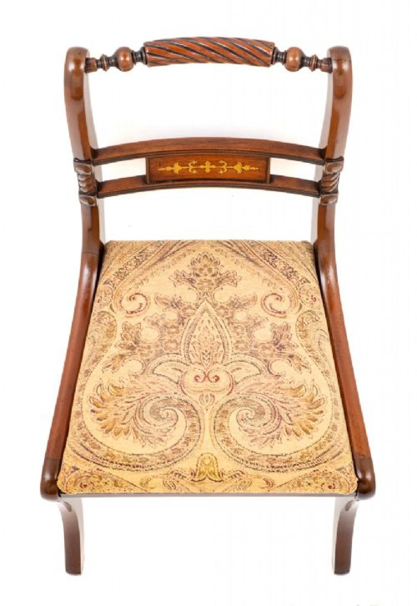 Satz von 8 (6 + 2) Stühlen aus Mahagoni mit Messingintarsien im Regency-Stil.
Diese Stühle haben die typischen Säbelbeine vorne und hinten.
Die Stühle wurden vor kurzem neu gepolstert und mit herausnehmbaren Sitzen versehen.
Mit Seildrehung und