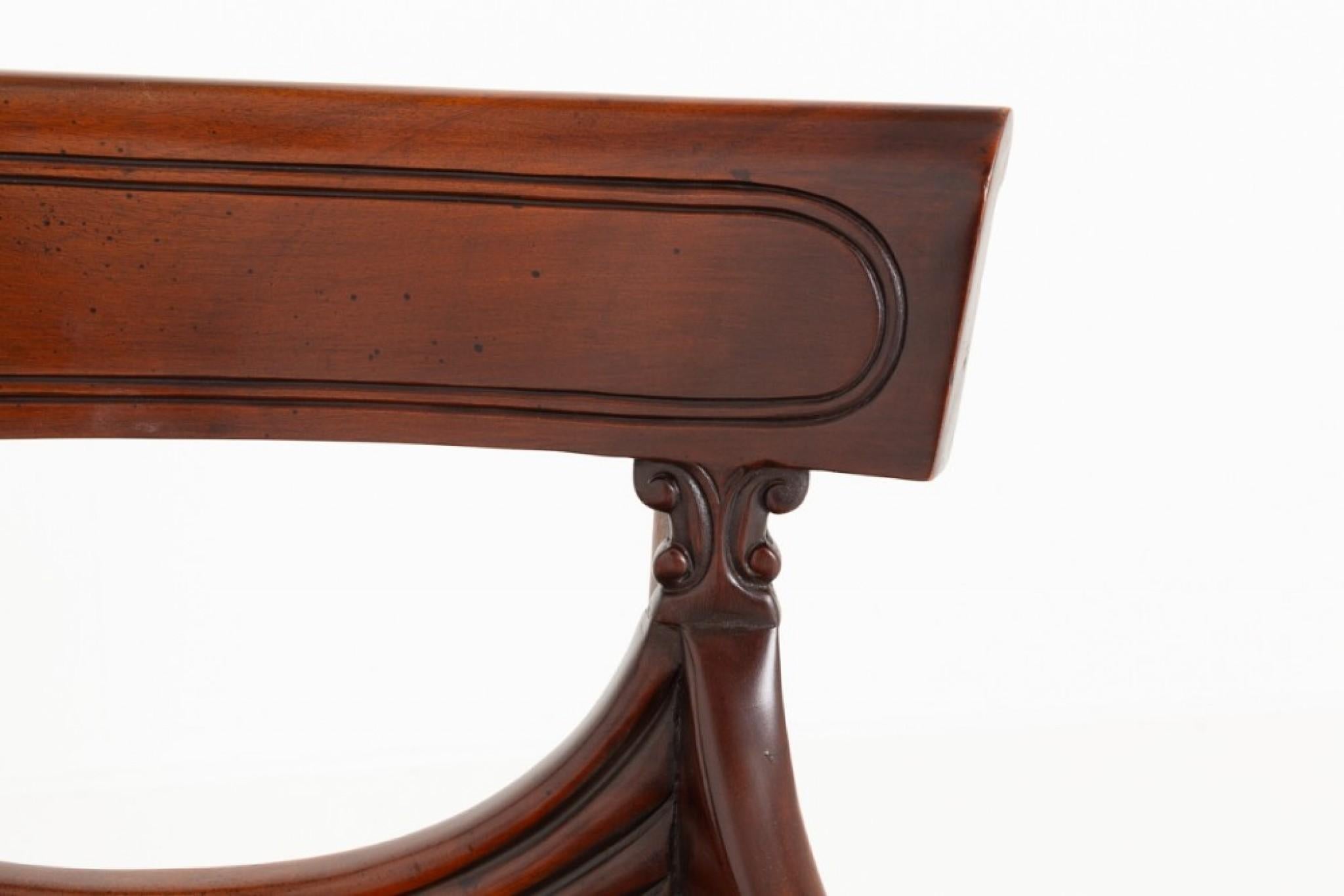 Inizio XX secolo Set di sedie da pranzo Regency in mogano Revival con schienale a festoni in vendita