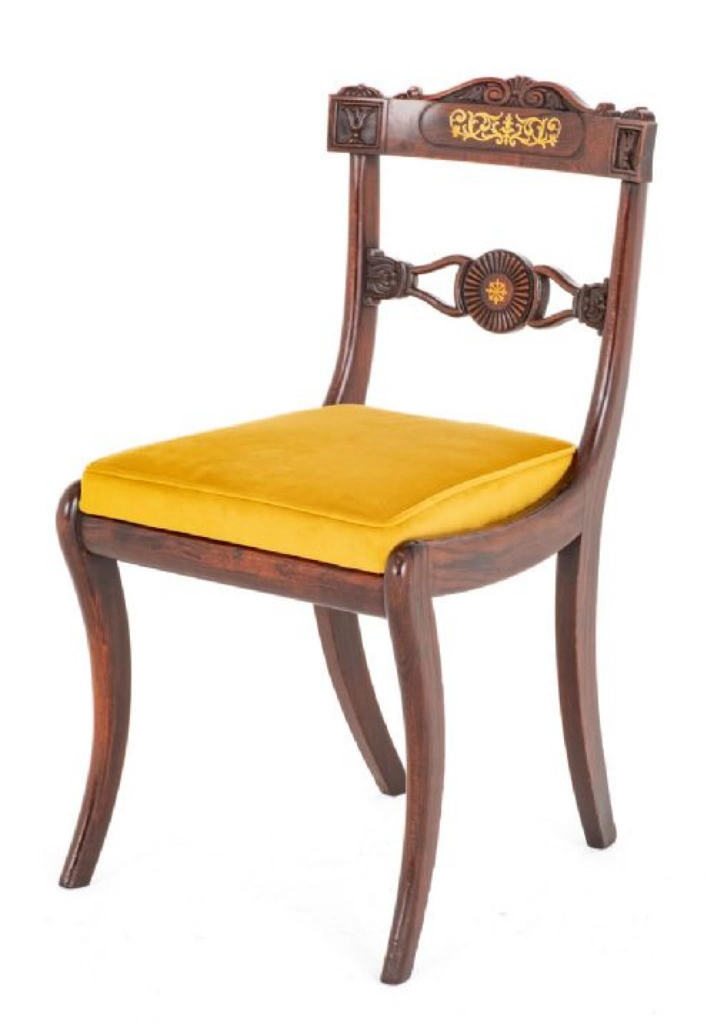 Set di 6 sedie da pranzo del periodo Regency in palissandro e palissandro simulato. 
Questo set di sedie da pranzo di qualità è sollevato su gambe anteriori e posteriori a sciabola tipiche della Reggenza.
Le sedie hanno sedili estraibili che sono