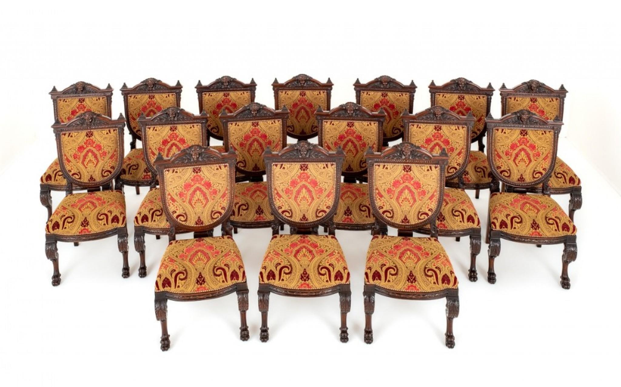 Superbe ensemble de 16 chaises de salle à manger en acajou de style Renaissance.
Circa 1920
Les chaises reposent sur des pieds avant sculptés et façonnés, des pieds en patte de lion et des pieds arrière en sabre.
La frise façonnée est d'une forme