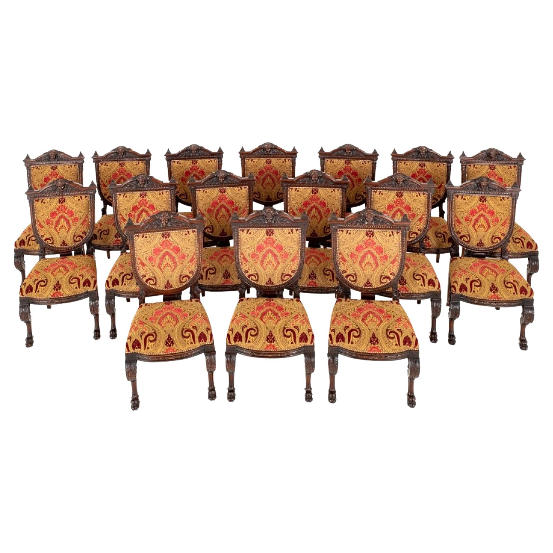 Set Renaissance Dining Chairs 16 Carved Diners en vente