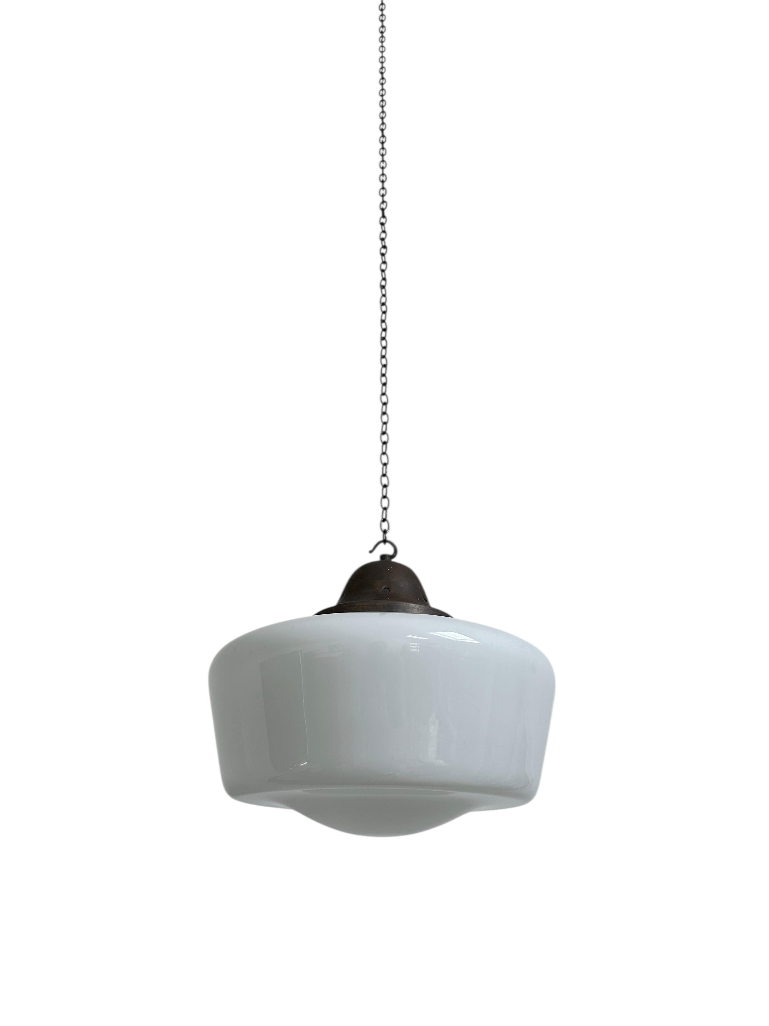 Trio Antique Church Opaline Glass Ceiling Pendants Light By Hailwood & Ackroyd im Zustand „Gut“ im Angebot in Sale, GB