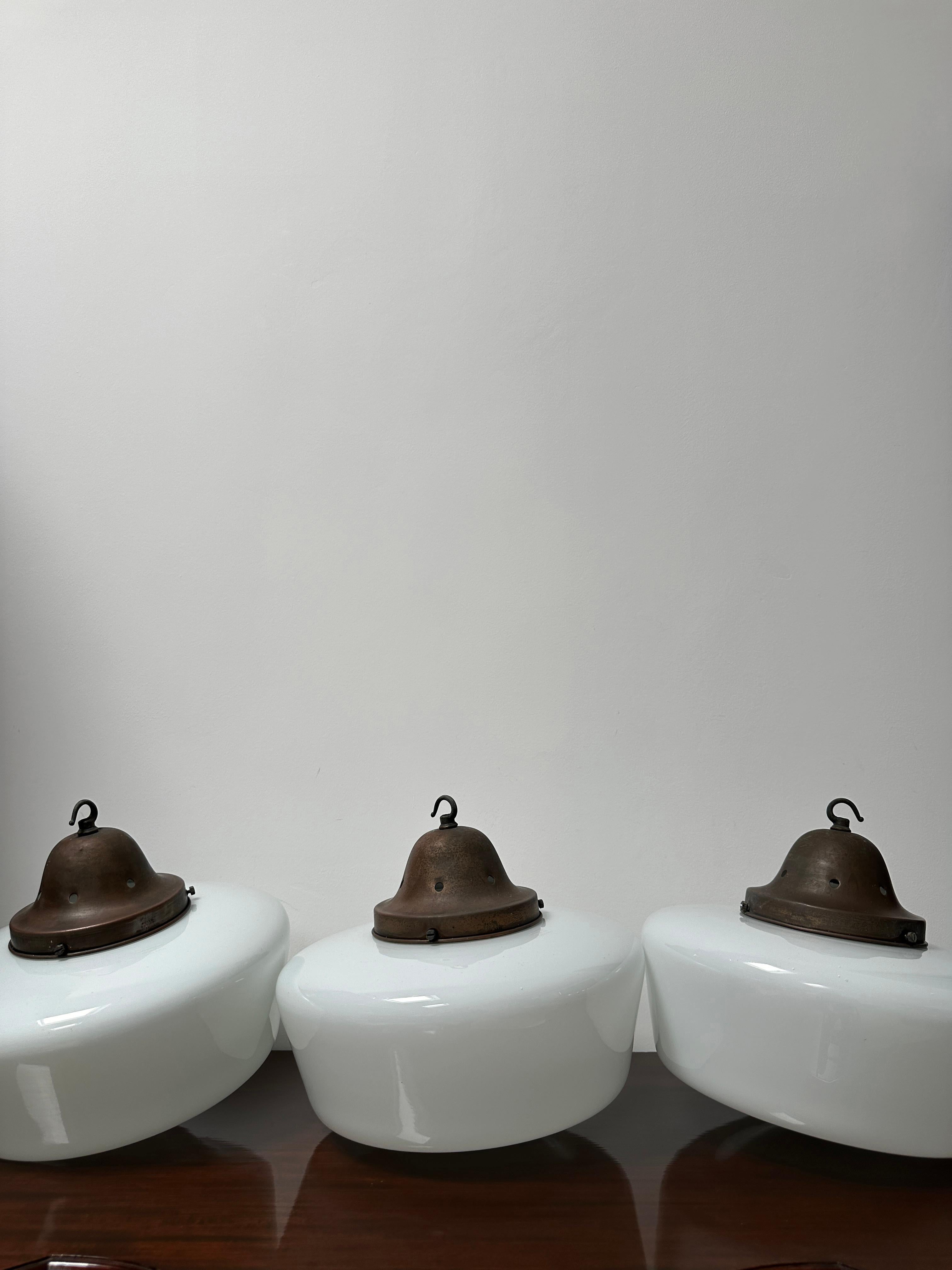 Trio Antique Church Opaline Glass Ceiling Pendants Light By Hailwood & Ackroyd (Opalglas) im Angebot