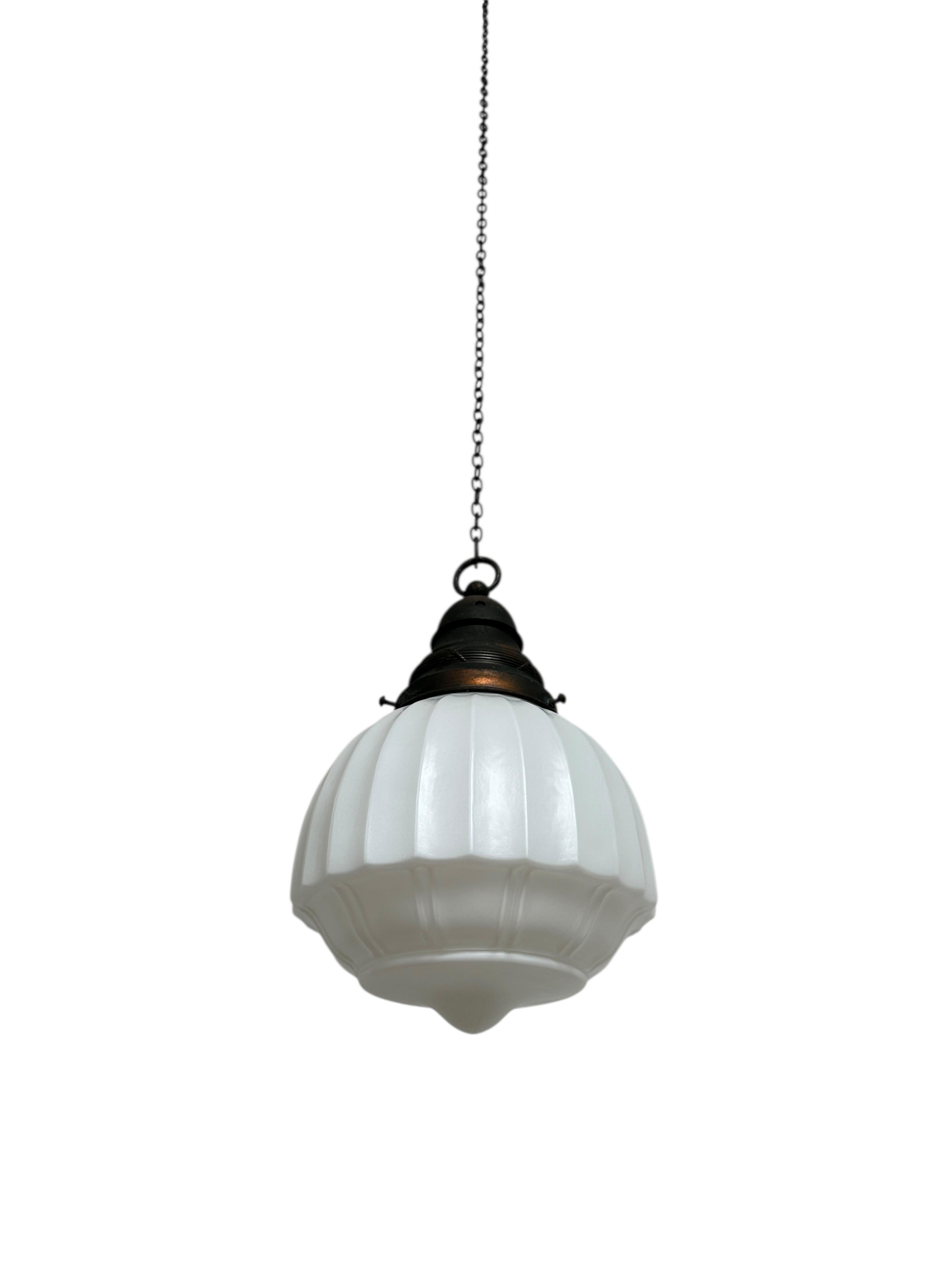 Set Run Antique Vintage Church Opaline Milk Glass Ceiling Pendant Light Lamp (Britisch) im Angebot