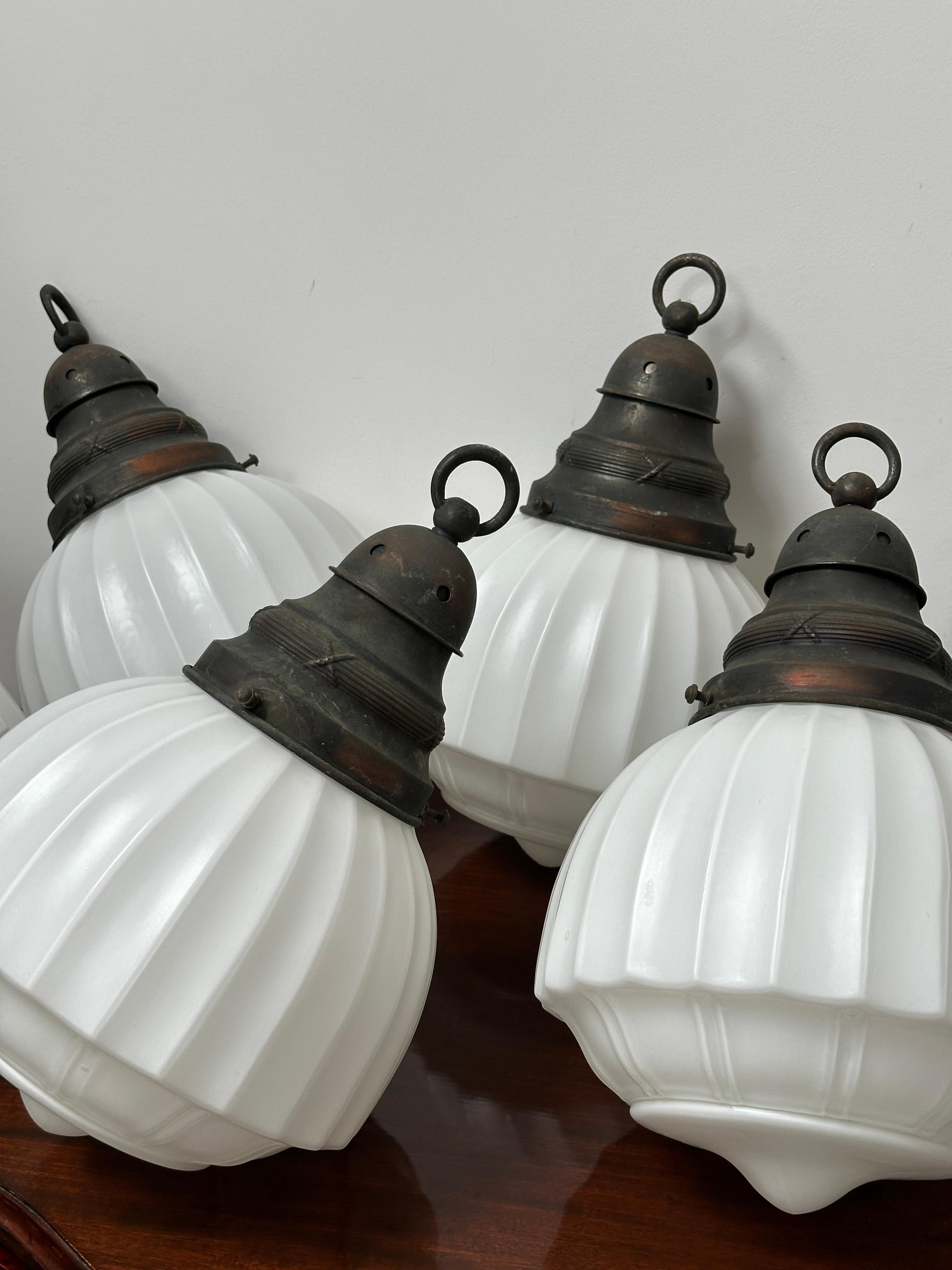 Set Run Antique Vintage Church Opaline Milk Glass Ceiling Pendant Light Lamp (Kupfer) im Angebot