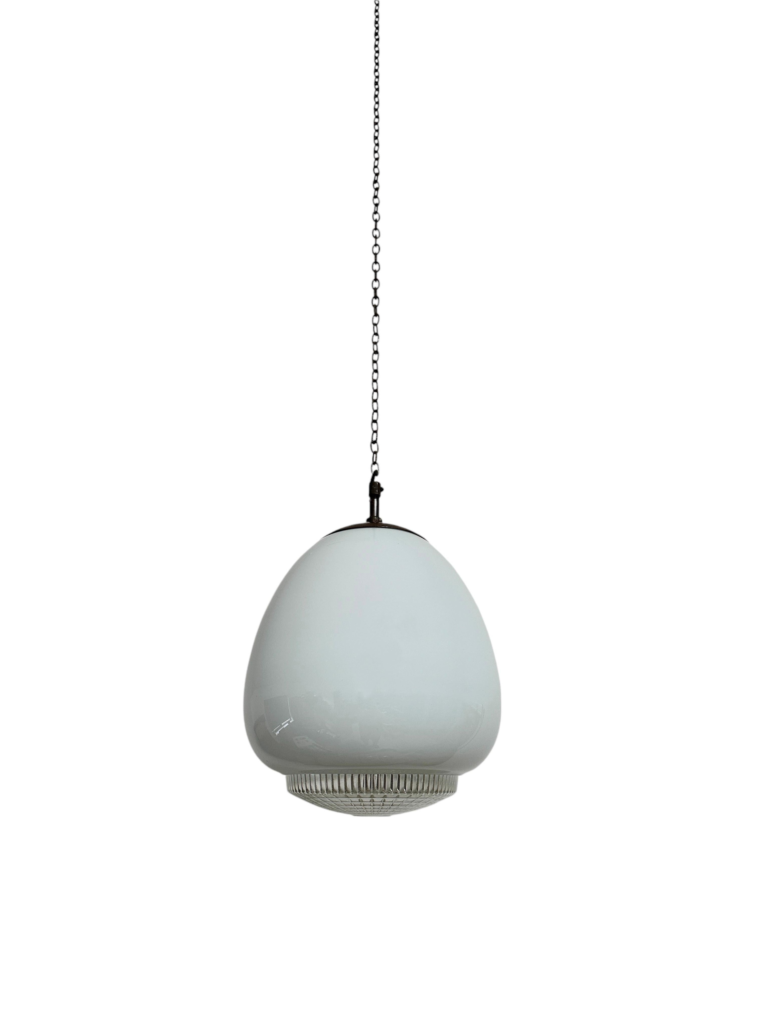 Set Run Antique Vintage Diffused Tulip Opaline Milk Glass Ceiling Pendant Light In Good Condition For Sale In Sale, GB