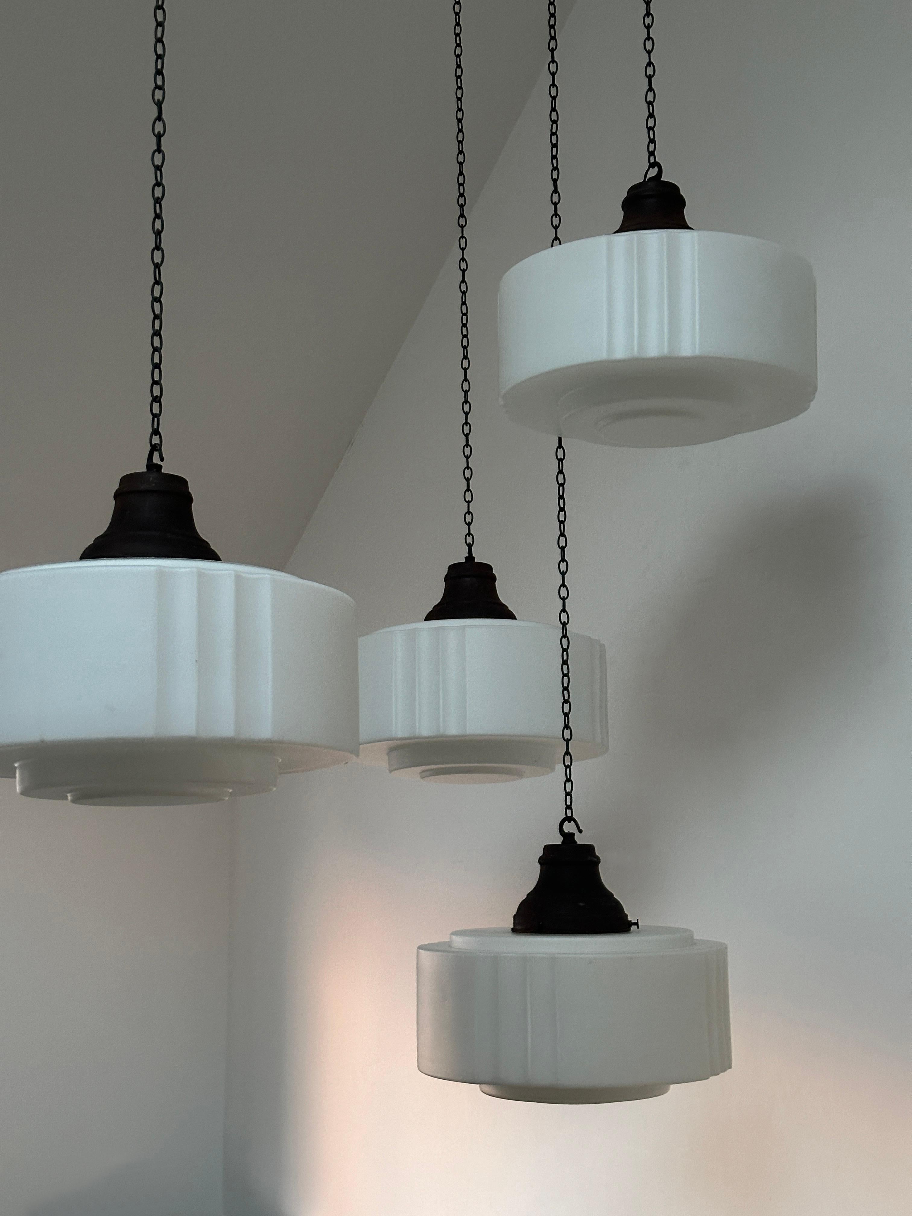 Set Run Vintage Antiguo Inglés Iglesia Opalina Leche Vidrio Colgante de Techo Light en venta 4