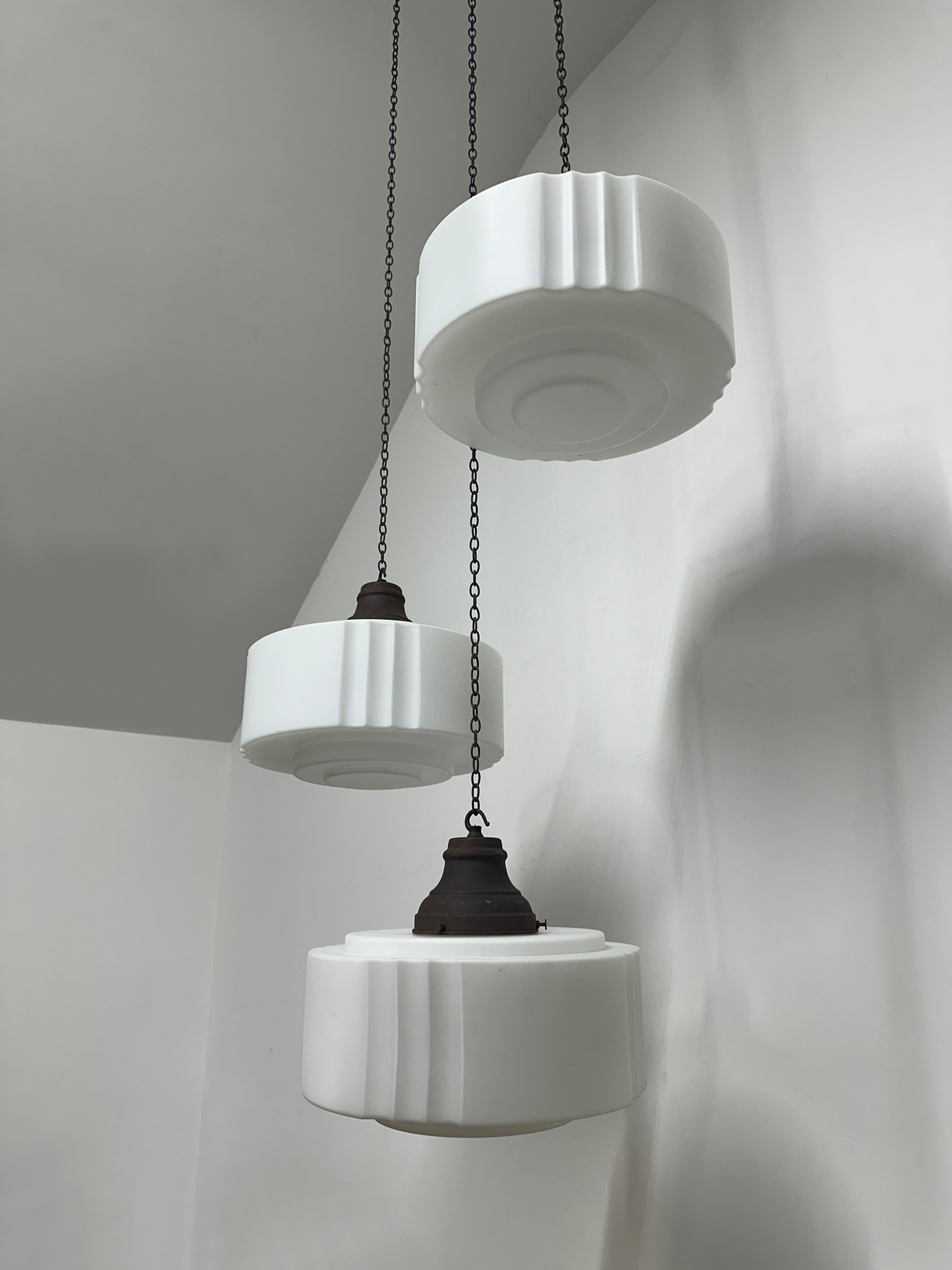 Set Run Vintage Antiguo Inglés Iglesia Opalina Leche Vidrio Colgante de Techo Light Británico en venta