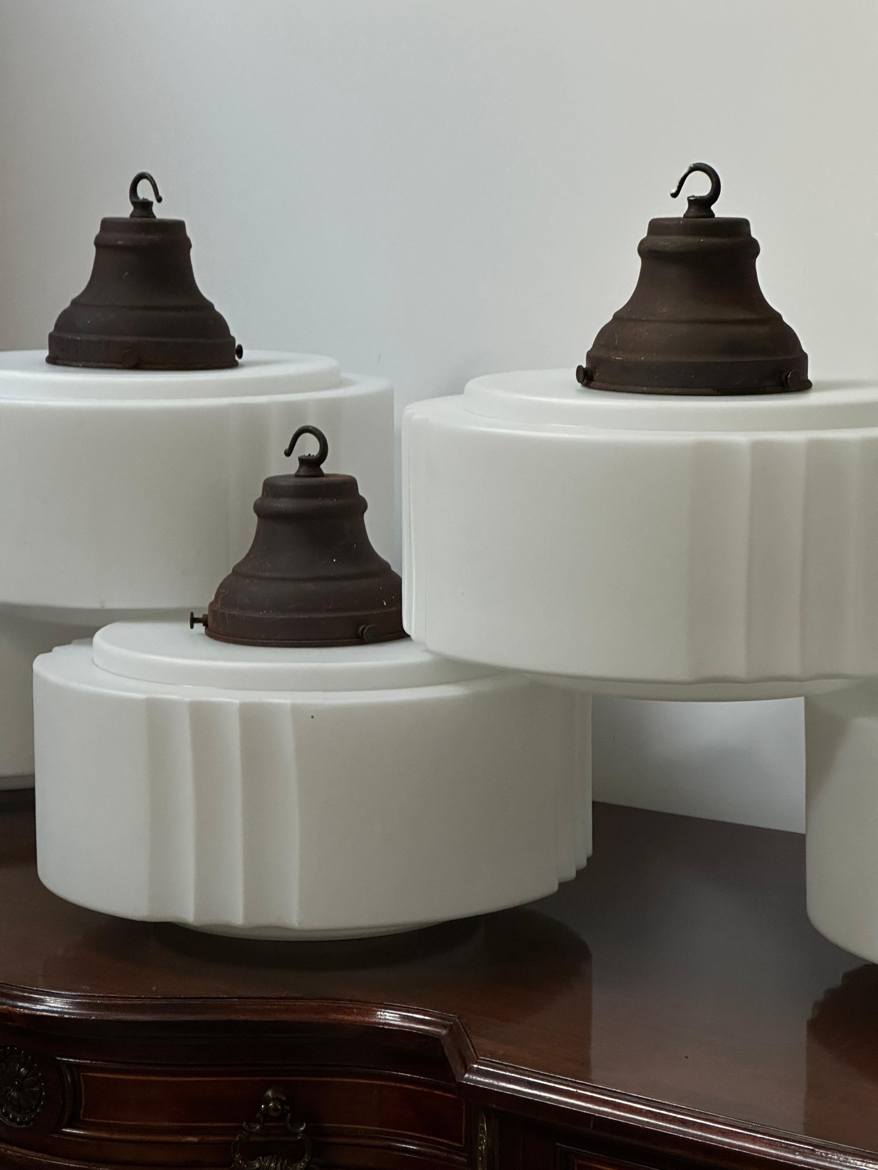 Set Run Vintage Antiguo Inglés Iglesia Opalina Leche Vidrio Colgante de Techo Light en Bueno estado para la venta en Sale, GB