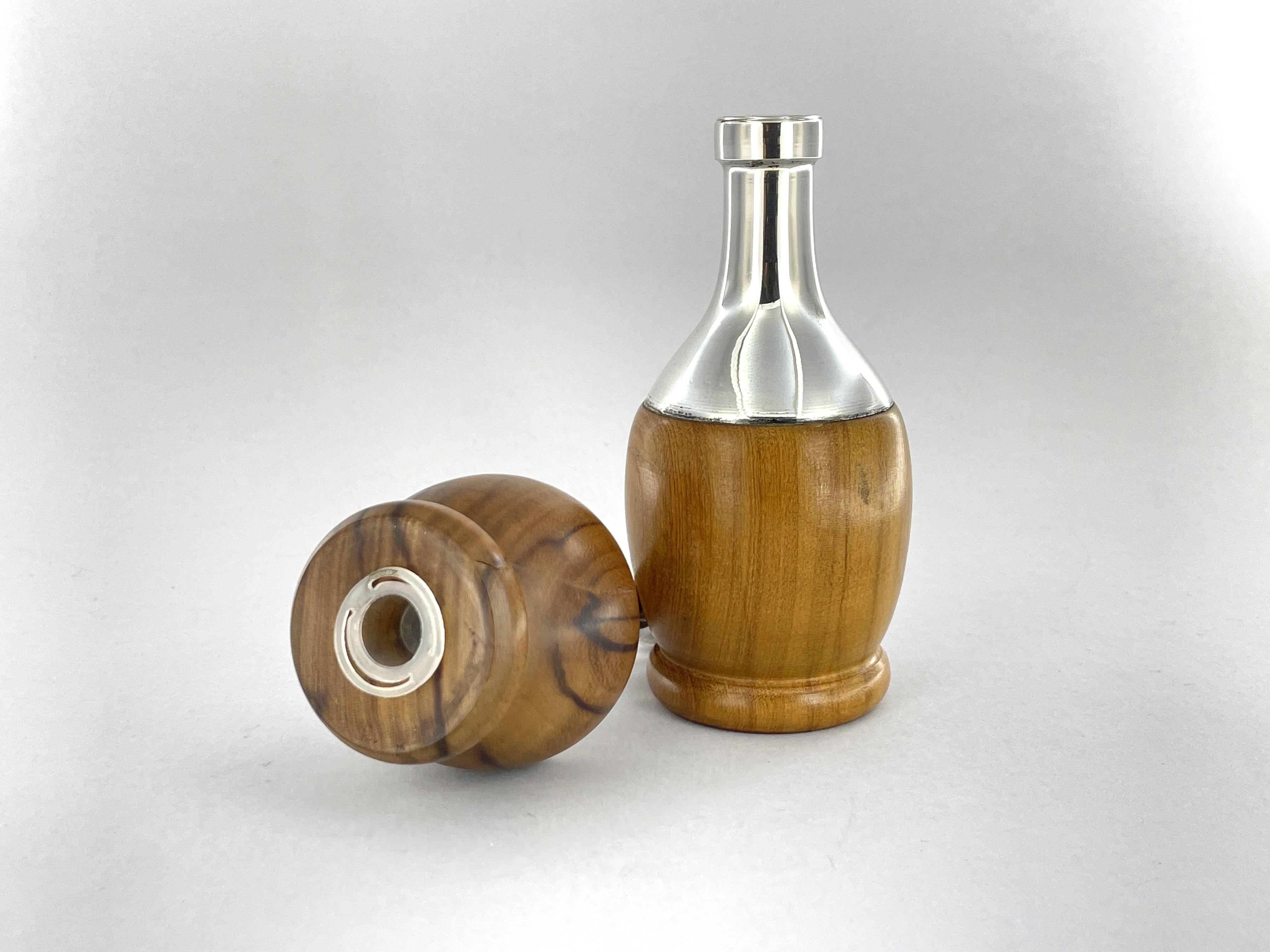 Salt Pepper set and small snack container made of olive wood and silver 800 In New Condition For Sale In Perugia, IT