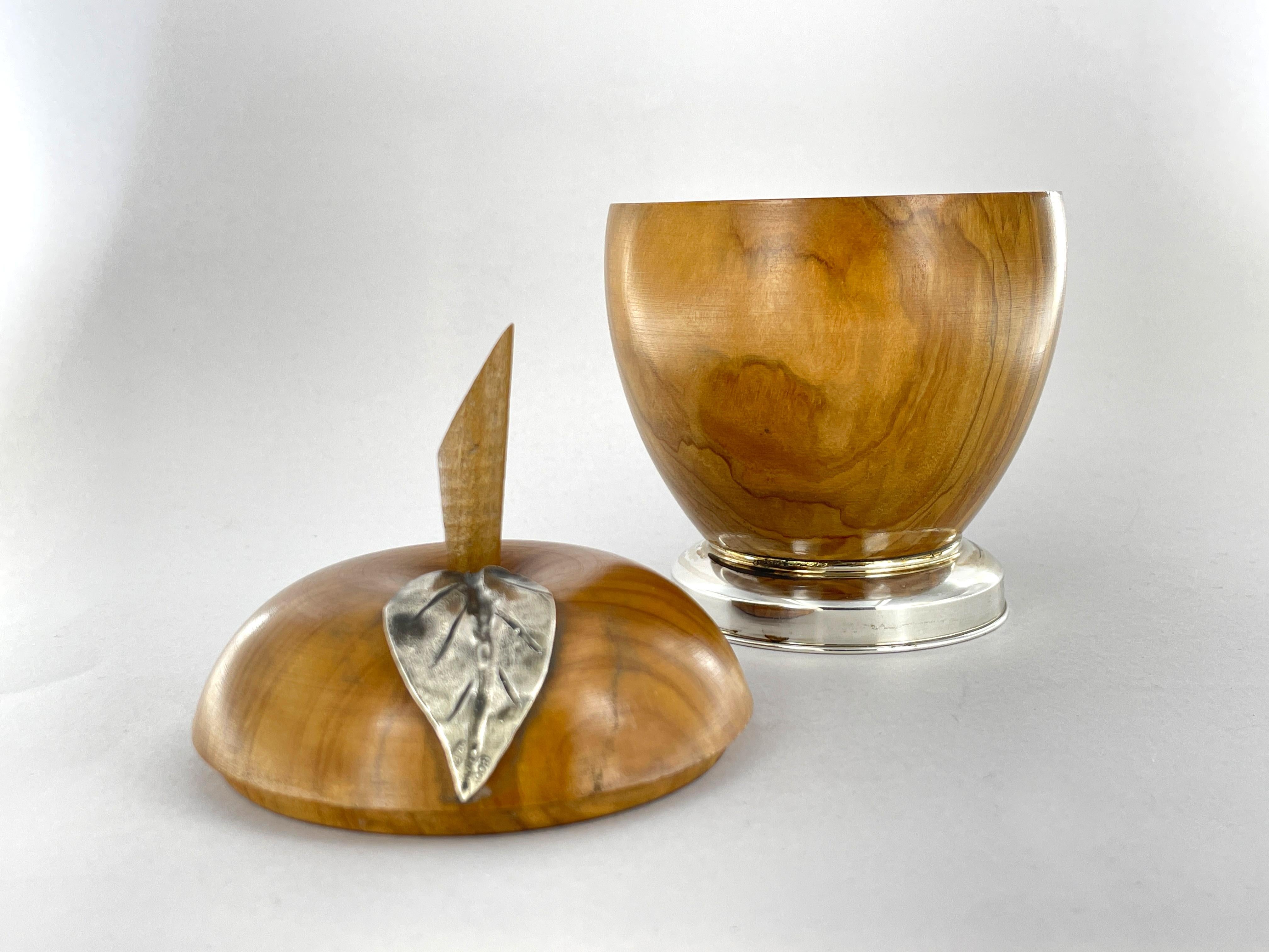 Women's or Men's Salt Pepper set and small snack container made of olive wood and silver 800 For Sale