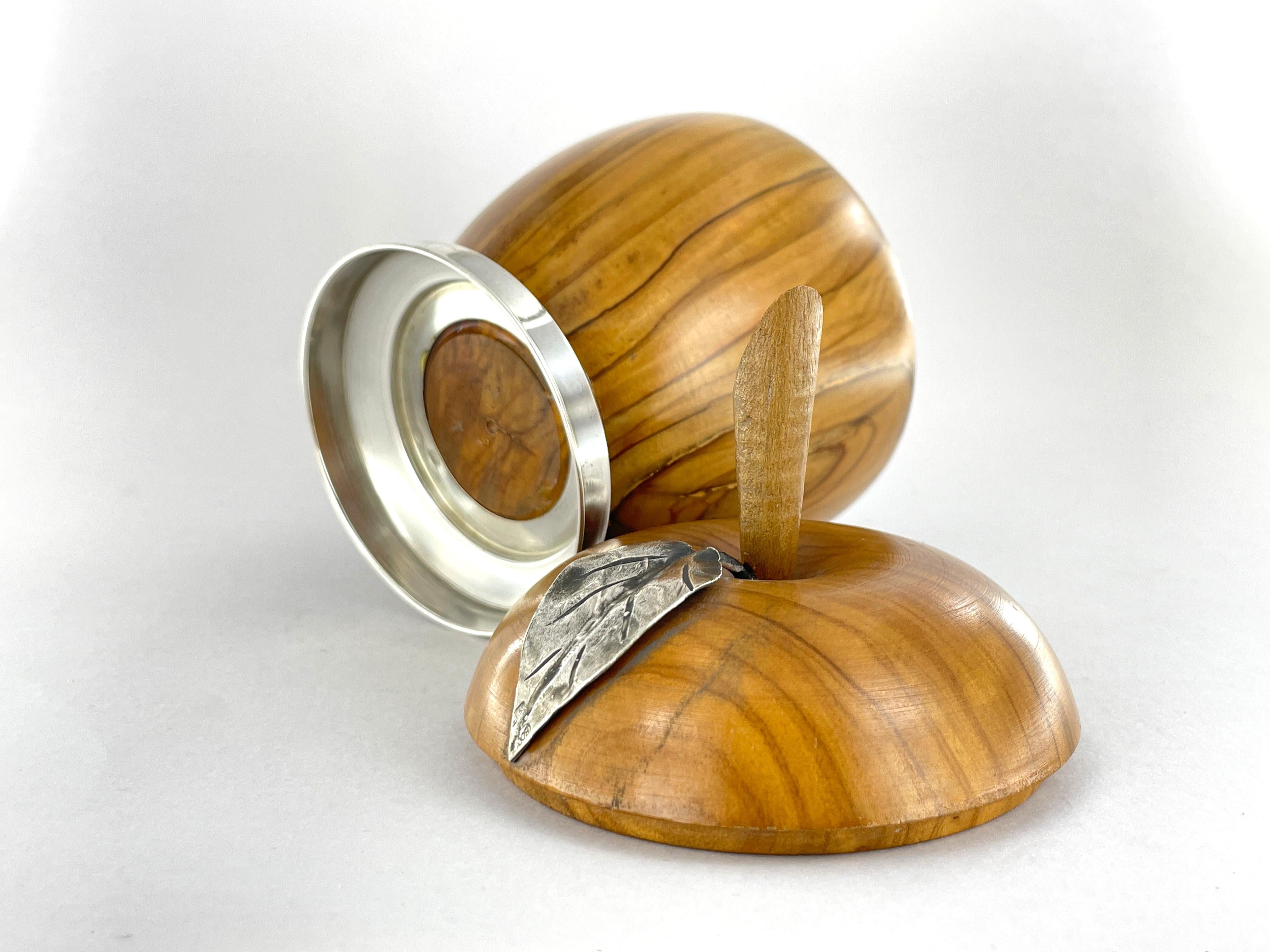 Salt Pepper set and small snack container made of olive wood and silver 800 For Sale 2