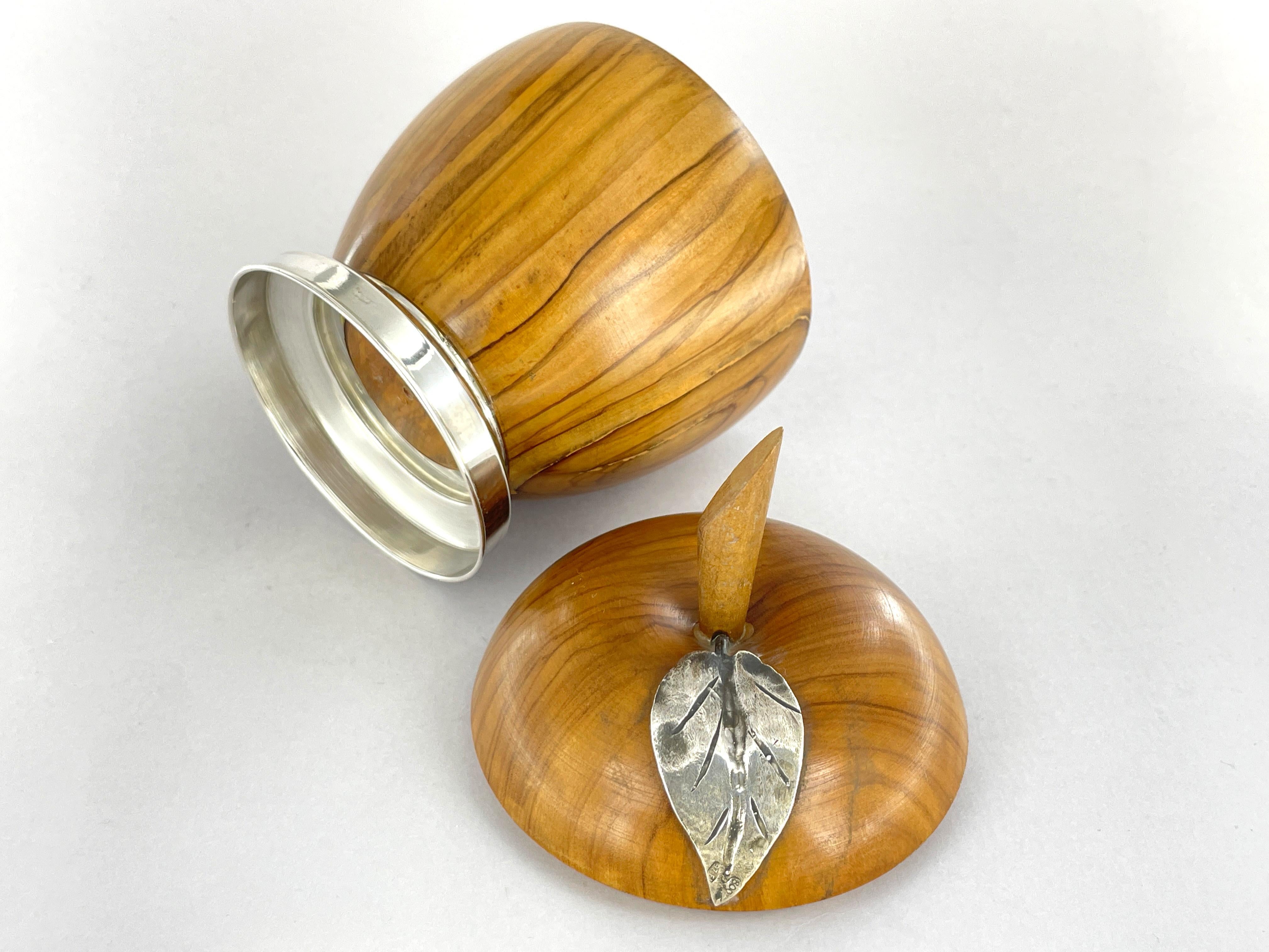 Salt Pepper set and small snack container made of olive wood and silver 800 For Sale 3