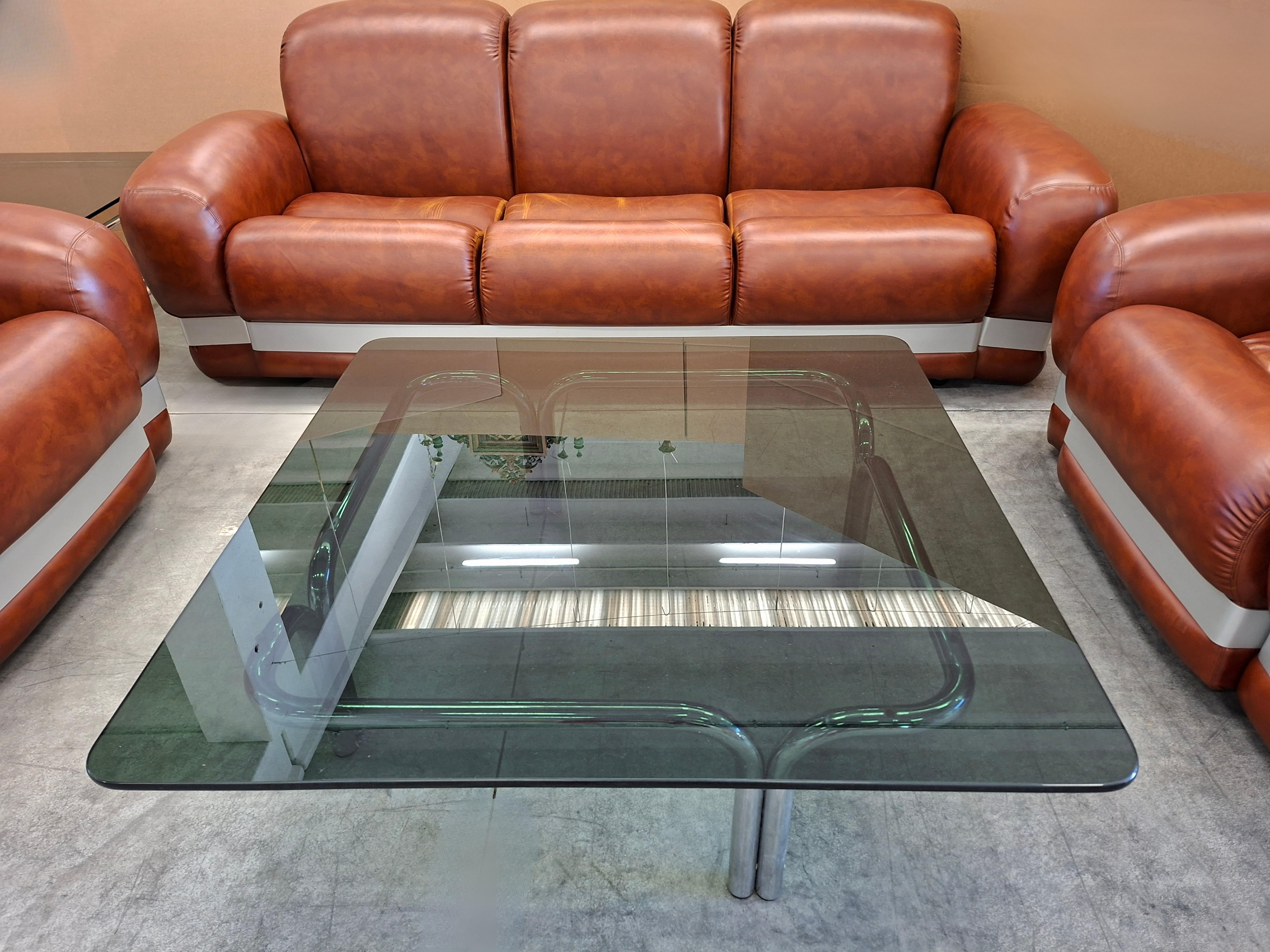 Un magnífico conjunto completo de salón de estilo Vintage años 70, que combina la comodidad de las formas redondeadas con la elegancia del diseño moderno.

Este impresionante y visualmente llamativo conjunto es la pieza ideal para recrear un