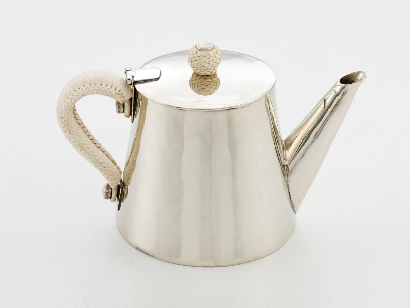 Set Salta Tetera de Cuero,  Crema y azúcar  Alpaca Plata y Cuero
(4 piezas)
1 Bandeja cuadrada Salta 9,5