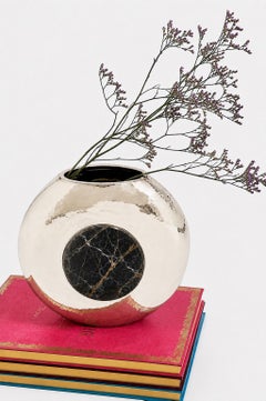 Set „Salta Round“ – mittelgroße und große Blumenvasen, Alpaka-Silber und schwarzer Onyxstein