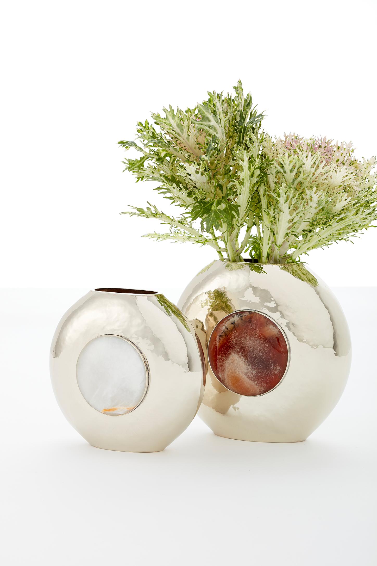 XXI secolo e contemporaneo Set Salta Vasi da fiori rotondi medi e grandi, Alpaca Silver e Pietra Onice Crema in vendita