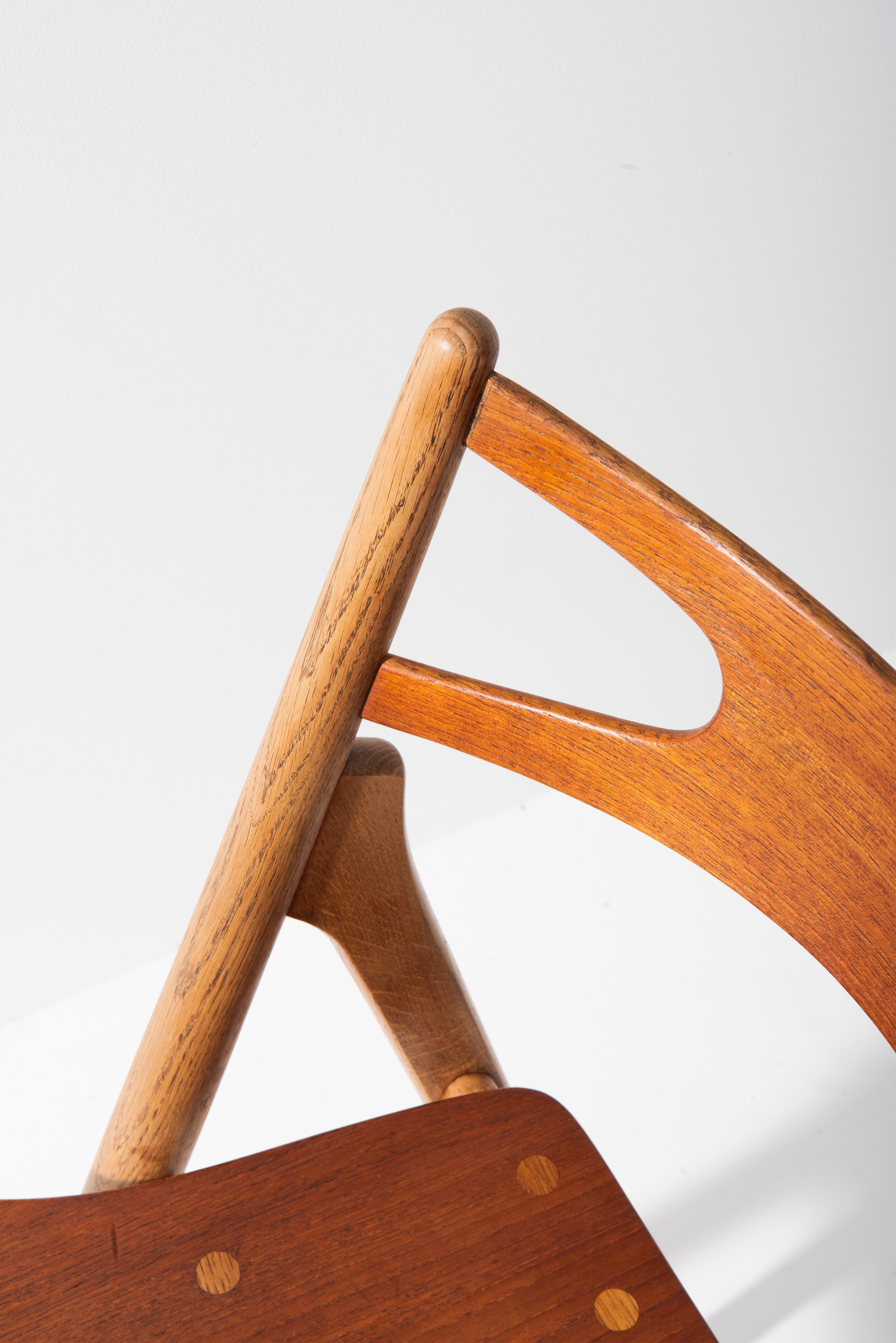 Set of 4 Sawbuck dining chairs by Hans J. Wegner.
Model CH29, produced by Carl Hansen & Son in Denmark.
Early edition with teak plywood seat and oak legs.
The chairs are in very good condition and show signs of age-related wear and use.​​​​​​​
