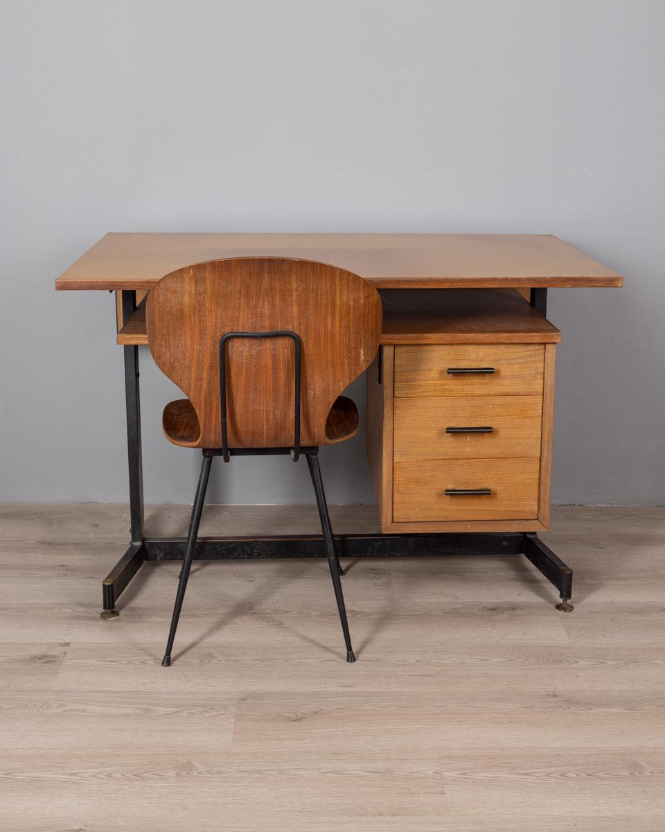 Set scrivania con struttura in metallo nero, piano e cassetti in legno con maniglie in ottone dorato, sedia in metallo nero e seduta in legno curvo, design Carlo Ratti, anni 60.

CONDIZIONI:
In buone condizioni, presentano segni d'usura dati dal