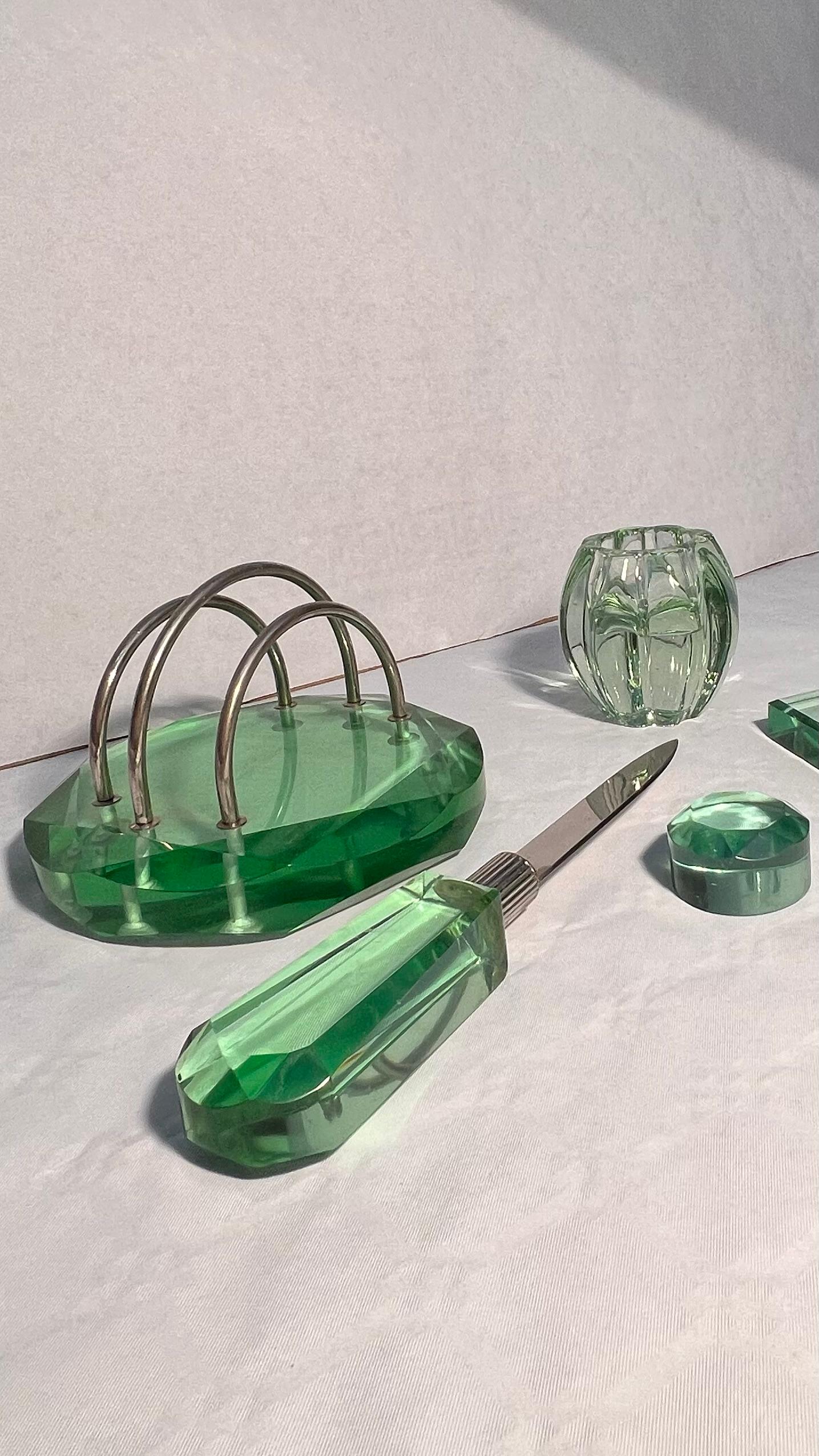 Meraviglioso set da scrivania originale di Fontana Arte attribuito a Pietro Chiesa. Il set comprende porta penna, taglia carta, ferma carta, porta documenti e un vasetto in aggiunta come regalo.
L'intero set è in vetro di Murano di una splendida