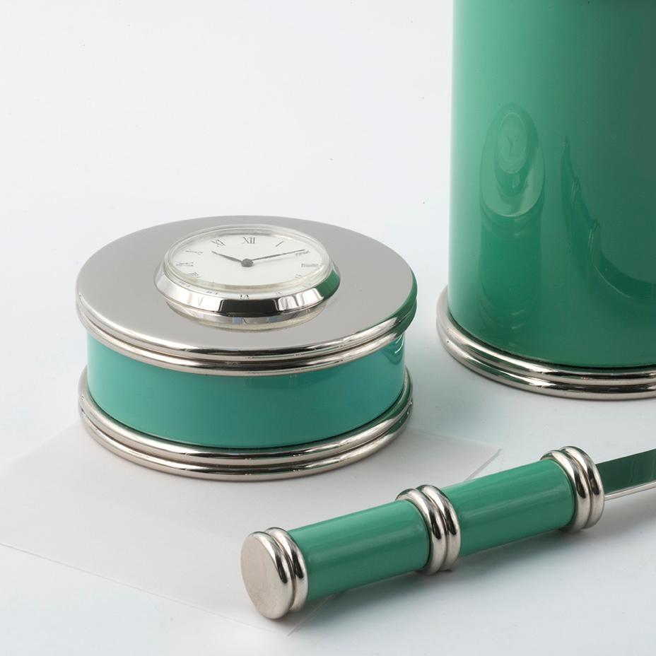 Die Linie  weich und abgerundet elegant und immer modisch ist abgestimmt  zum leuchtenden  jadefarbener Lack  und gestreiften Details mit einer glänzenden Oberfläche. 
Exzenterset  von Schreibtisch-Accessoires, perfektes Geschenk für  enthusiasten