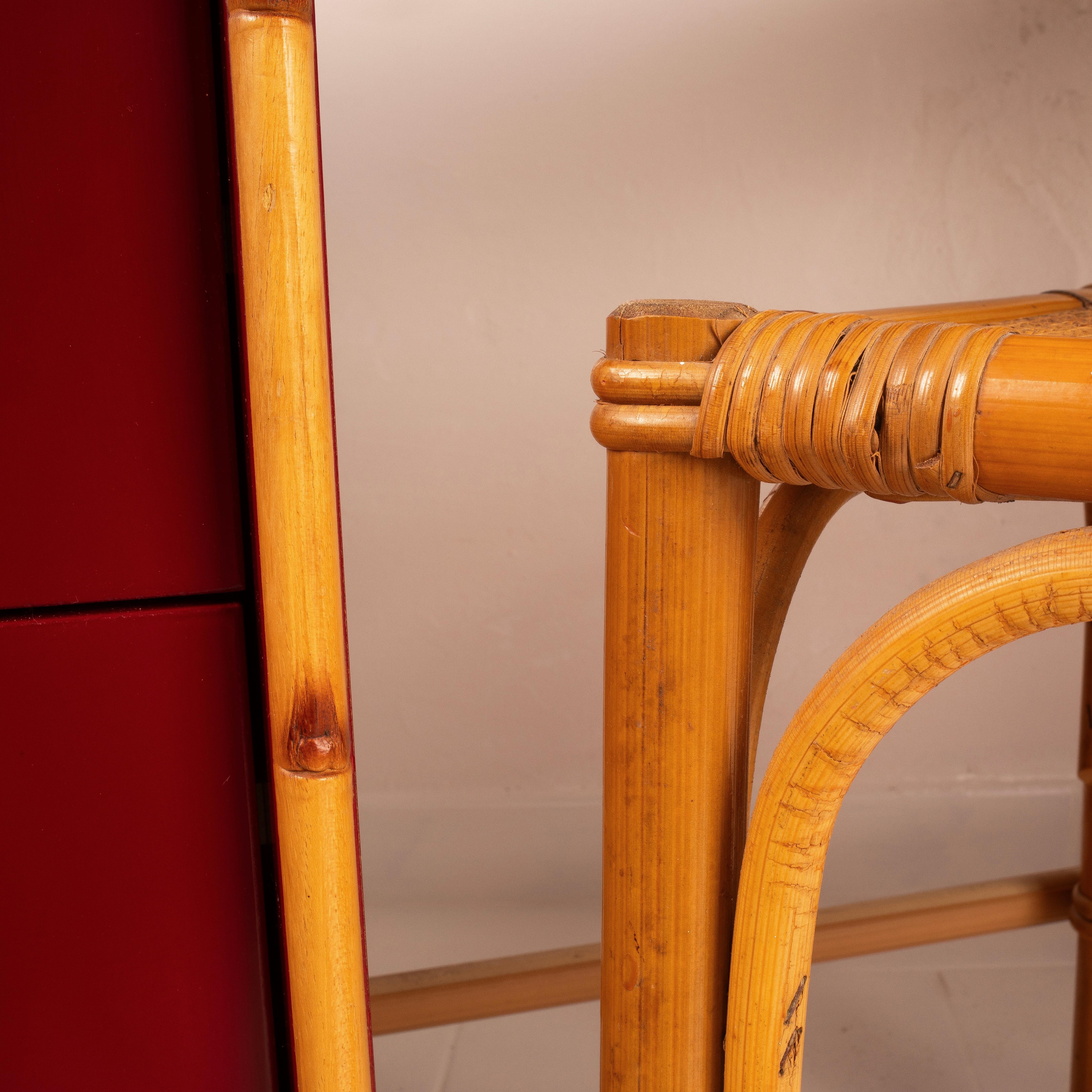 Set Scrivania Laccata Rossa con dettagli effetto Bamboo con sedia in Vimini 4