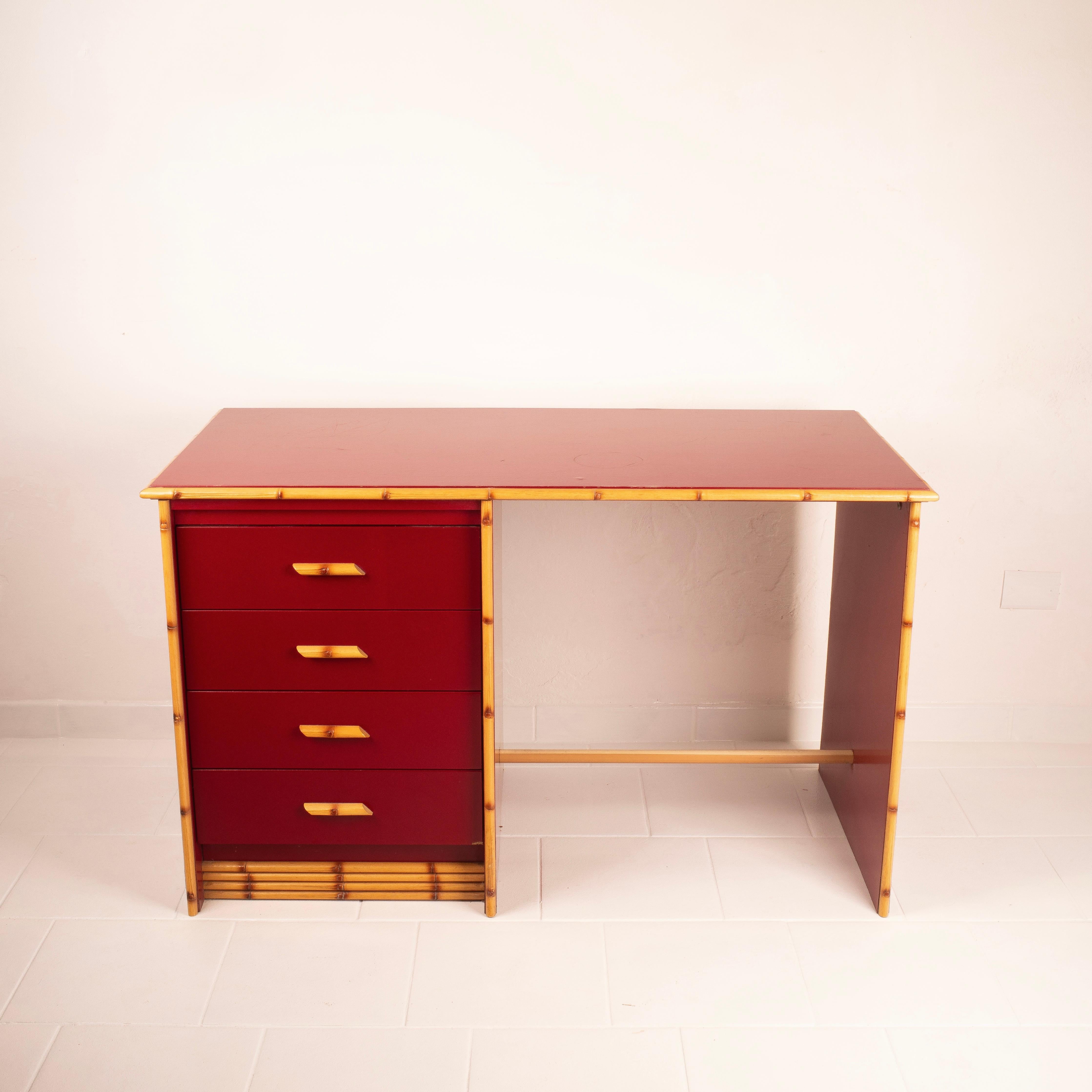 Esplora il nostro eccezionale set di mobili vintage composto da una scrivania laccata rossa con dettagli effetto Bamboo in massello di Acero e una sedia in Vimini abbinata.
 
Questi pezzi unici, esempio della grande manifattura Italiana, sono in