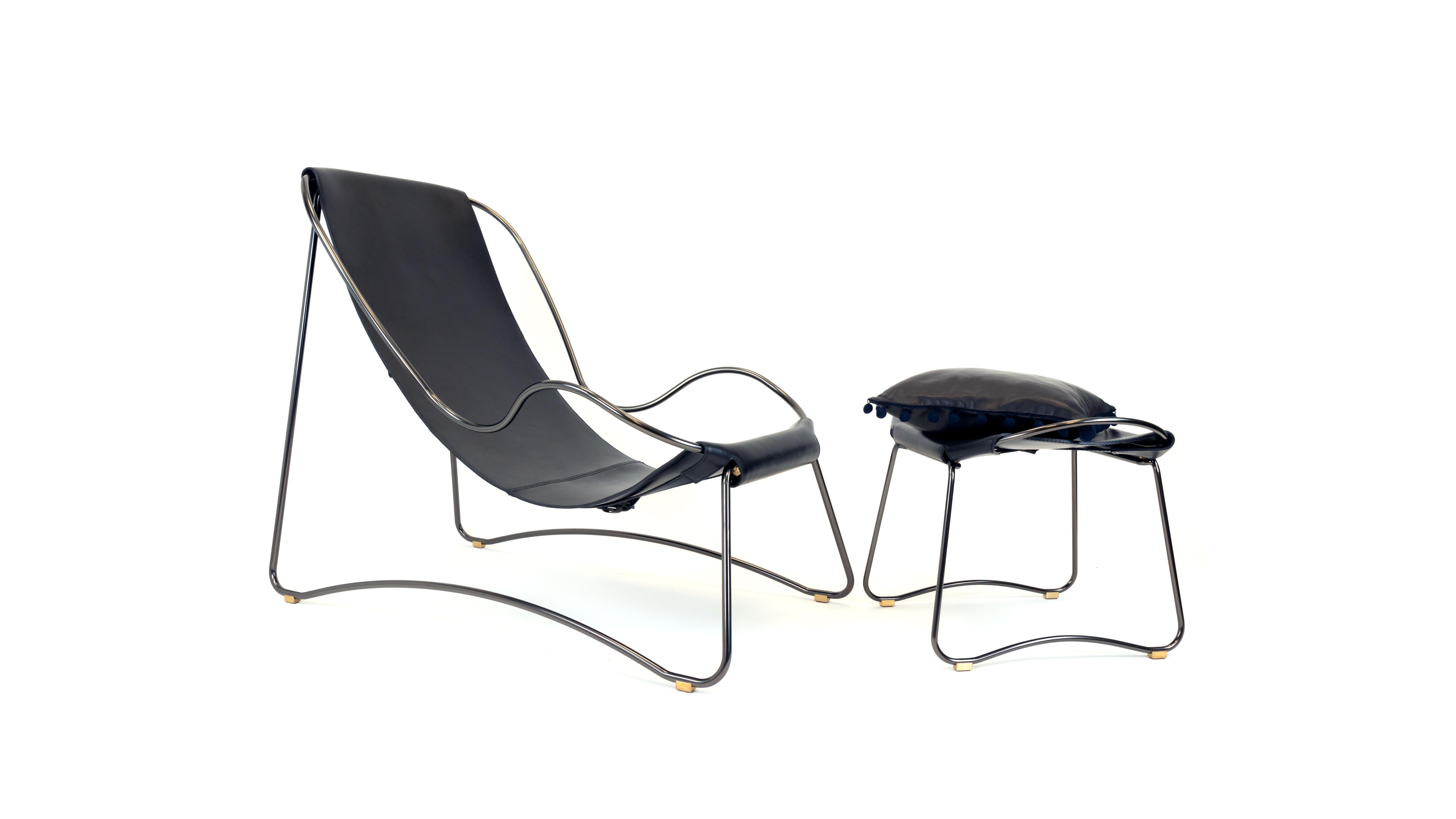 Ensemble chaise longue et pouf sculpturaux, métal fumé noir et cuir tanné Échantillon en vente 6