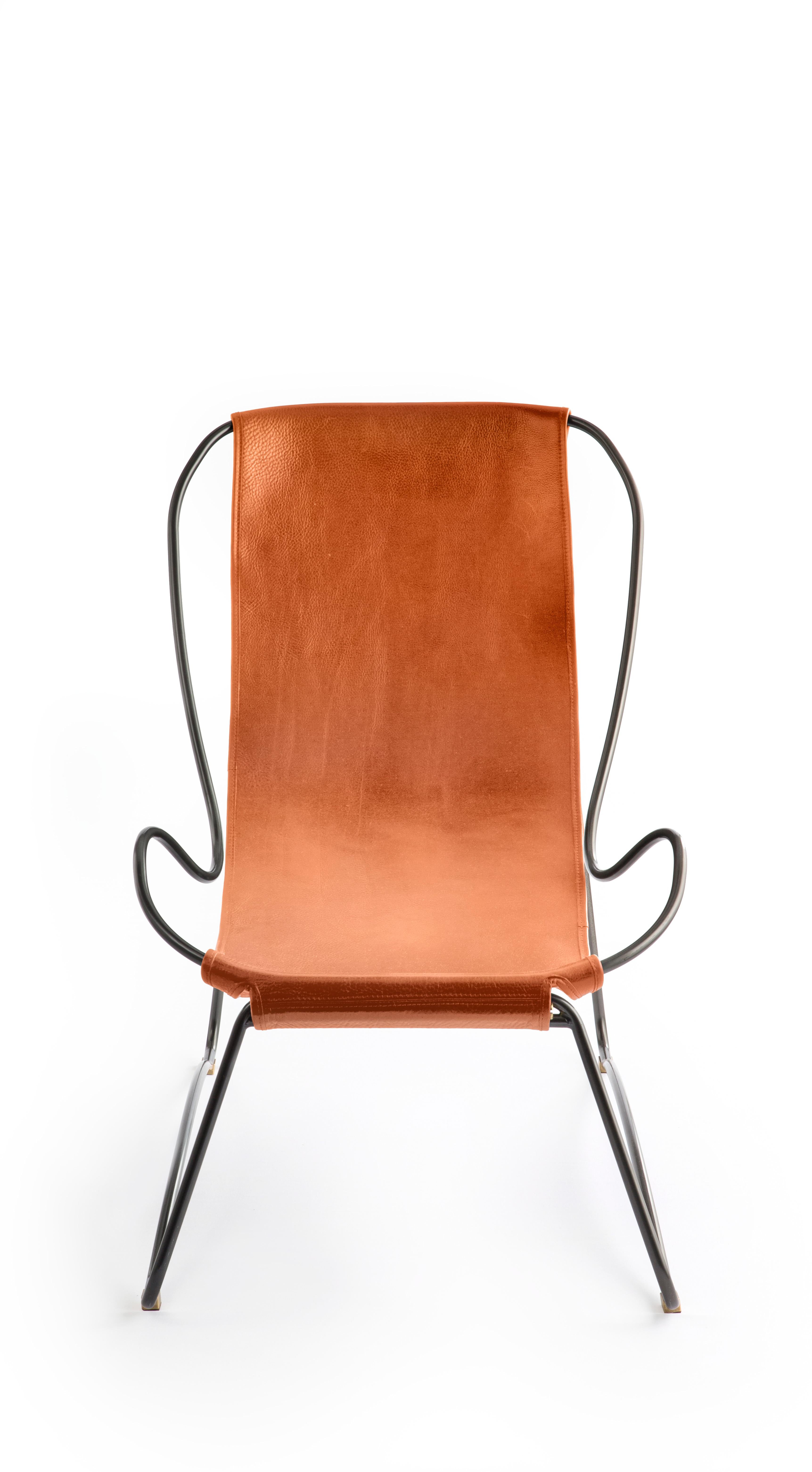 La chaise longue et l'ottoman AM Contemporary sont dessinés et conçus avec une esthétique légère. La légère oscillation de la tige en acier de 16/12 mm est complétée par la souplesse du double cuir de 3,5 mm d'épaisseur. En s'asseyant dans ce