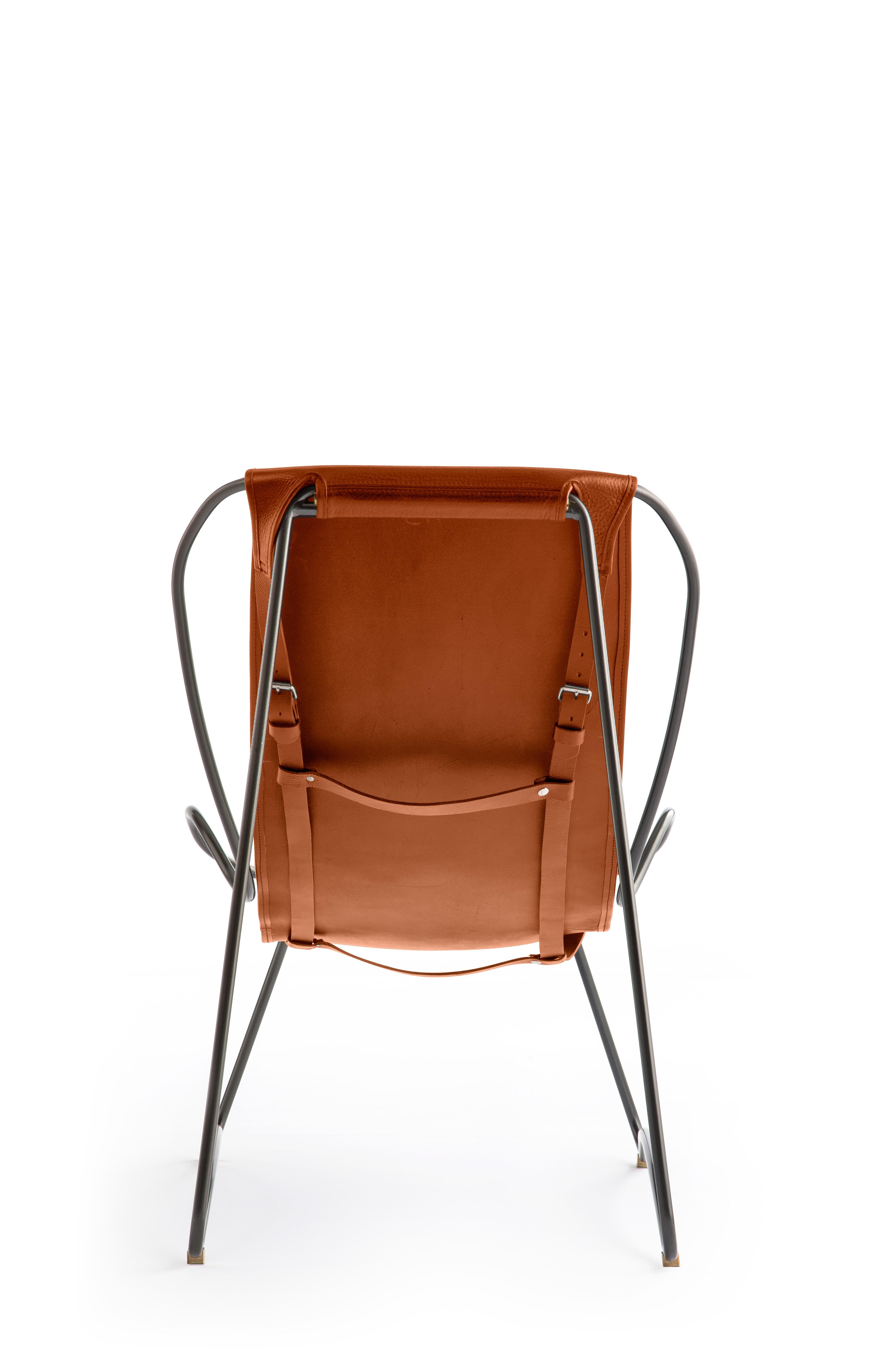Moderne Ensemble chaise longue et pouf sculpturaux, métal fumé noir et cuir tanné Échantillon en vente