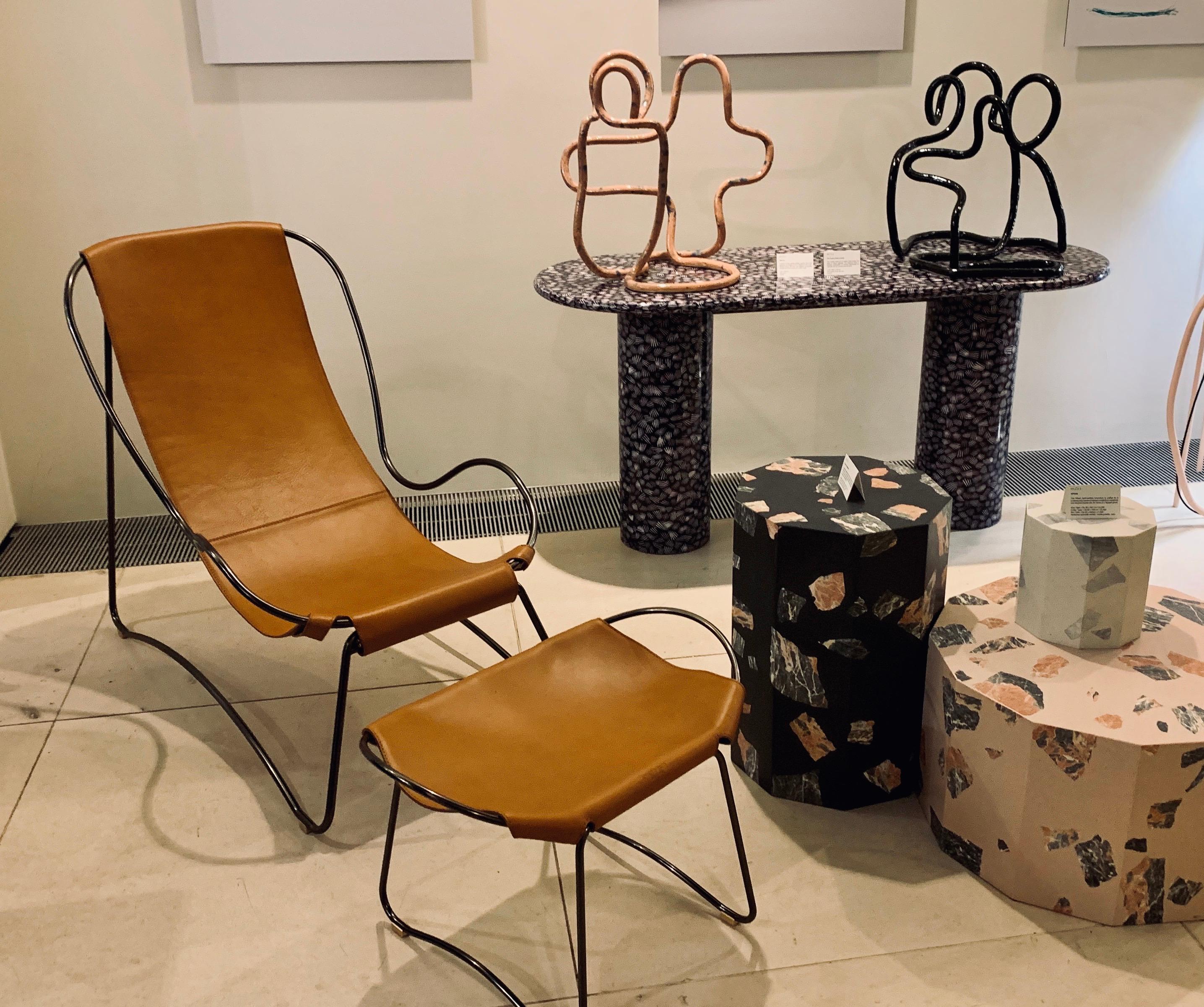 XXIe siècle et contemporain Ensemble chaise longue et pouf sculpturaux, métal fumé noir et cuir tanné Échantillon en vente