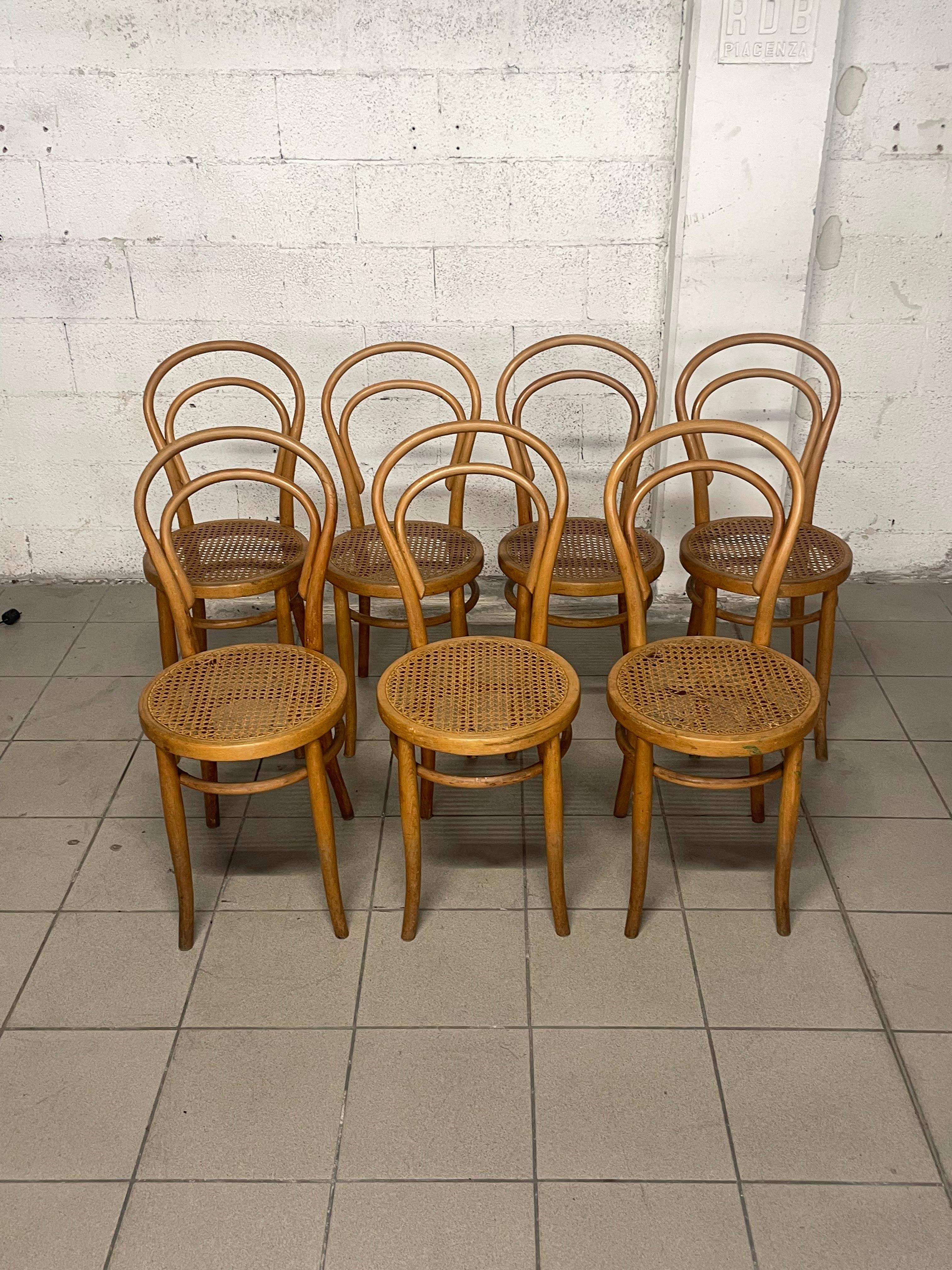 Gruppo di sette sedie della prima metà del '900 in legno di faggio curvato marchiate JOSIAS EISSLER & SOHNE WIEN.

I produttori rappresentavano una piccola realtà artigianale viennese fondata prima del 1880 all’interno del nutrito gruppo di aziende