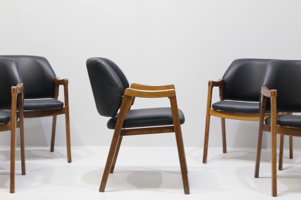 Set di 6 poltrone di Cassina, design Ico & Luisa Parisi, modello 814, struttura in noce, seduta e schienale rivestiti in pelle.
Etichetta Cassina sul lato inferiore delle sedie.  
Bibliografia: G. Gramigna, Repertorio del design italiano 1950-2000,