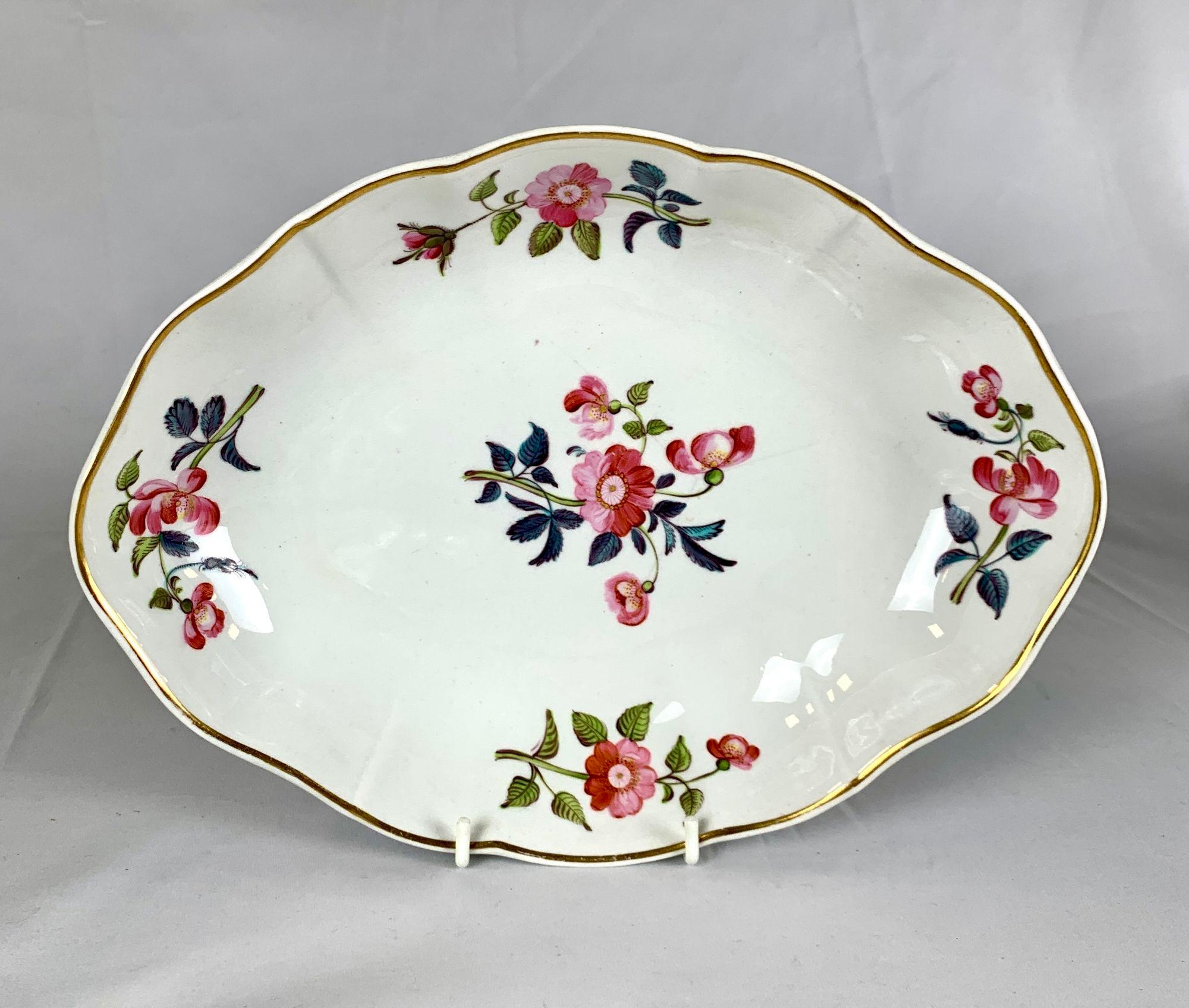 Ensemble de sept plats Derby peints à la main avec des roses roses, début du 19e siècle, vers 1815 en vente 4