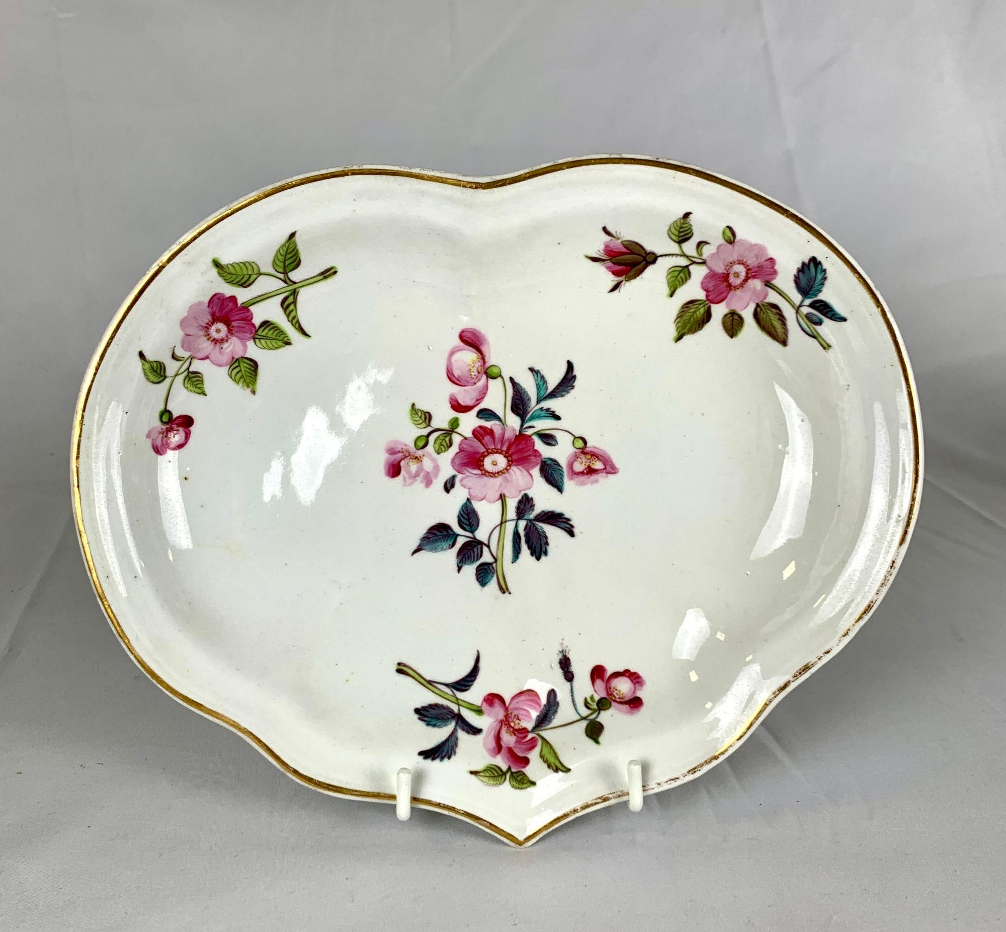 Ensemble de sept plats Derby peints à la main avec des roses roses, début du 19e siècle, vers 1815 en vente 5