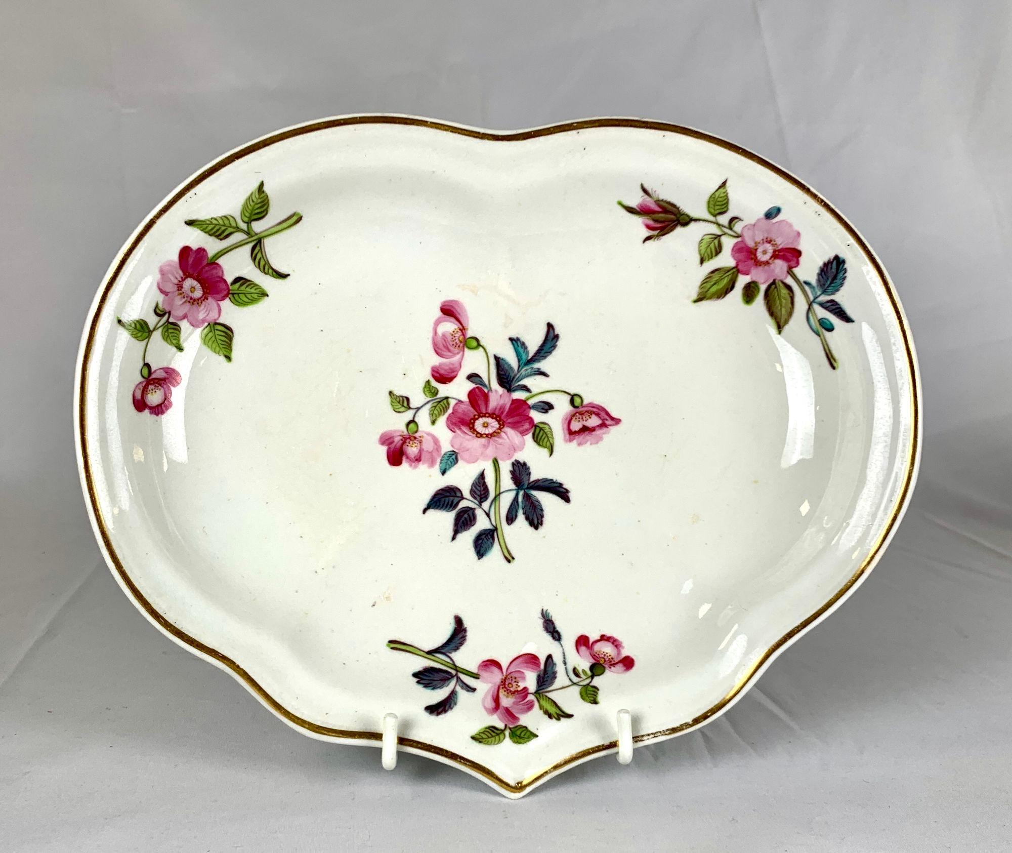 Ensemble de sept plats Derby peints à la main avec des roses roses, début du 19e siècle, vers 1815 en vente 6