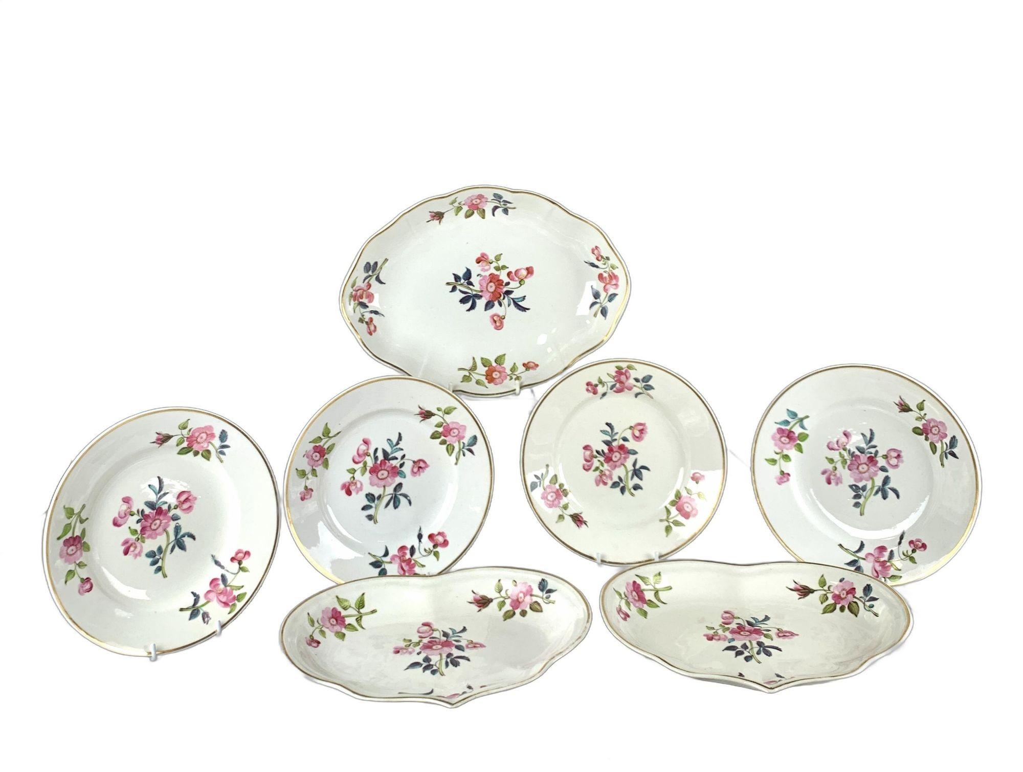 Dieses schöne Geschirr wurde um 1815 in England hergestellt.
Sie haben handgemalte rosa Rosen auf strahlend weißem Derby-Porzellan, ergänzt durch grüne und türkisfarbene Blätter.
Im späten 18. und frühen 19. Jahrhundert war die Blumenmalerei ein
