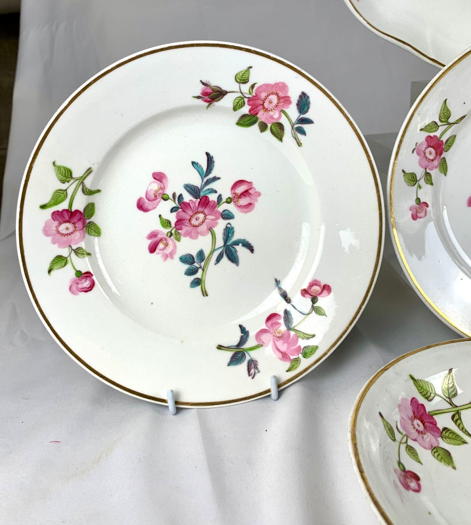 Porcelaine Ensemble de sept plats Derby peints à la main avec des roses roses, début du 19e siècle, vers 1815 en vente