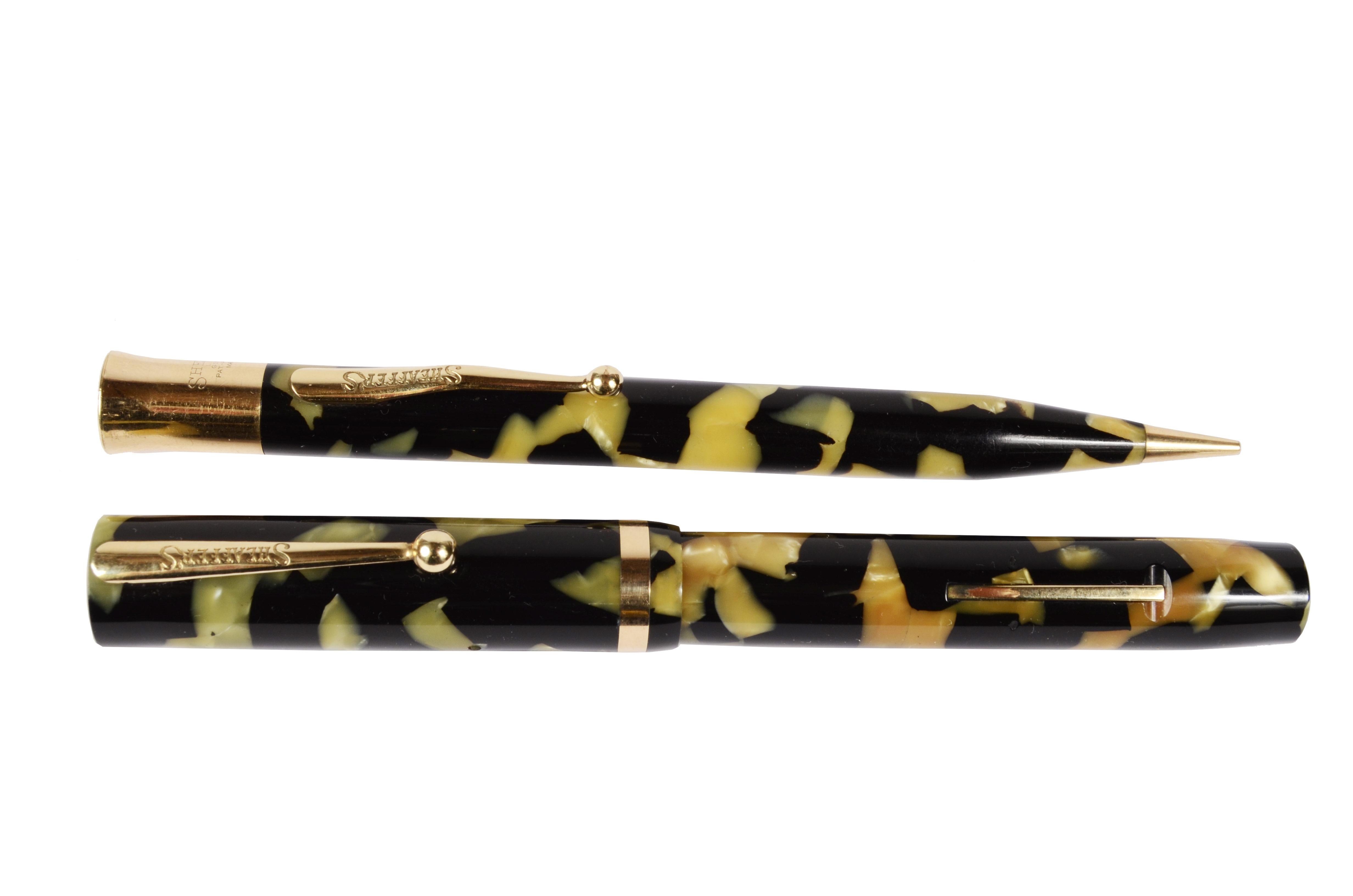 Set Sheaffer Lifetime Senior Flat Top fountain pen and pencil produced in  1927 in black celluloid and mother of pearl, side lever loading, original Sheaffer’s 1487367 nib, fully functional, new loading rubber. 
Very good  condition. 
Length 13.5 cm