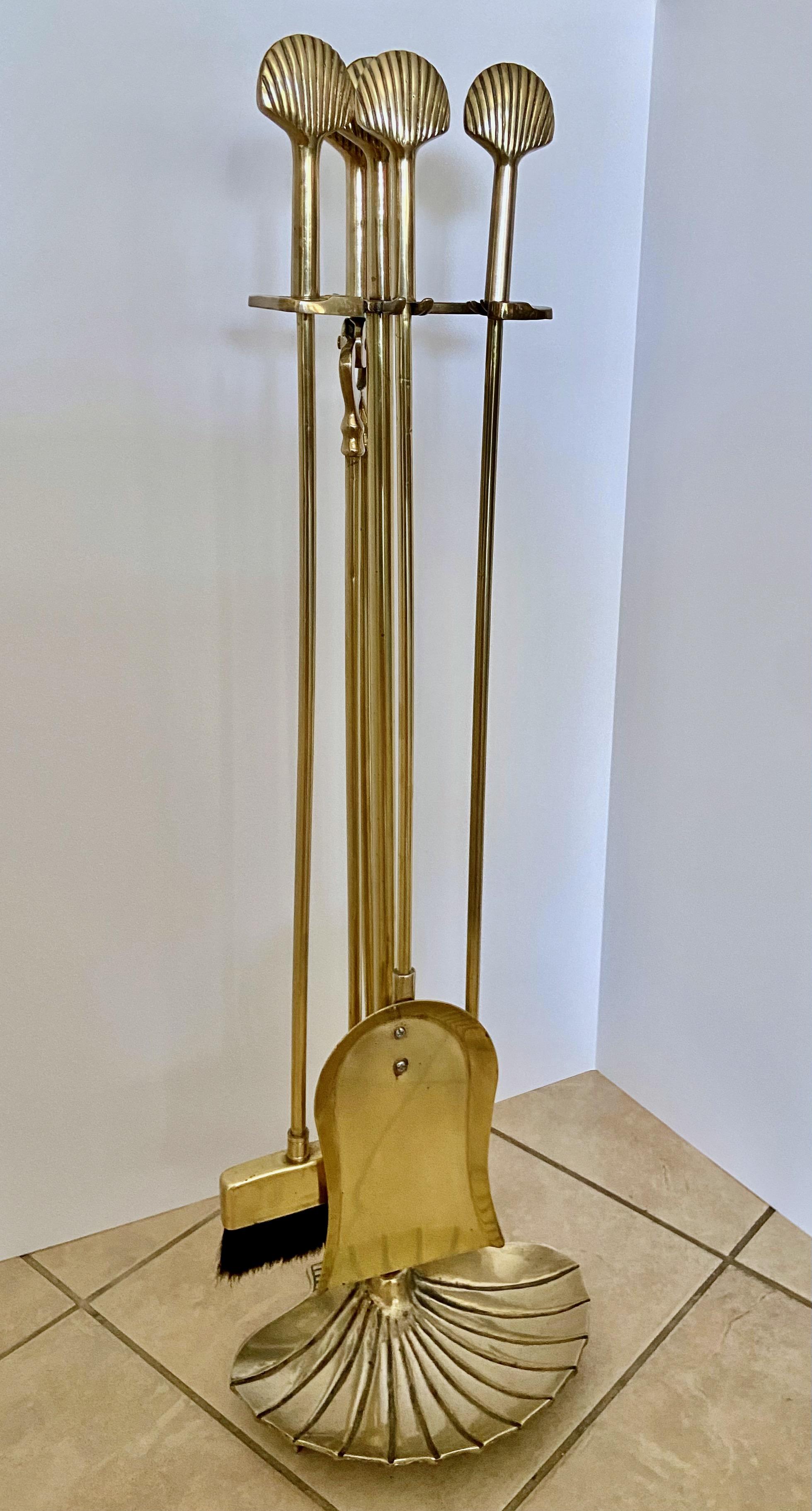 Set Shell Brass Clam Fireplace Tool Set In Good Condition In Palm Springs, CA