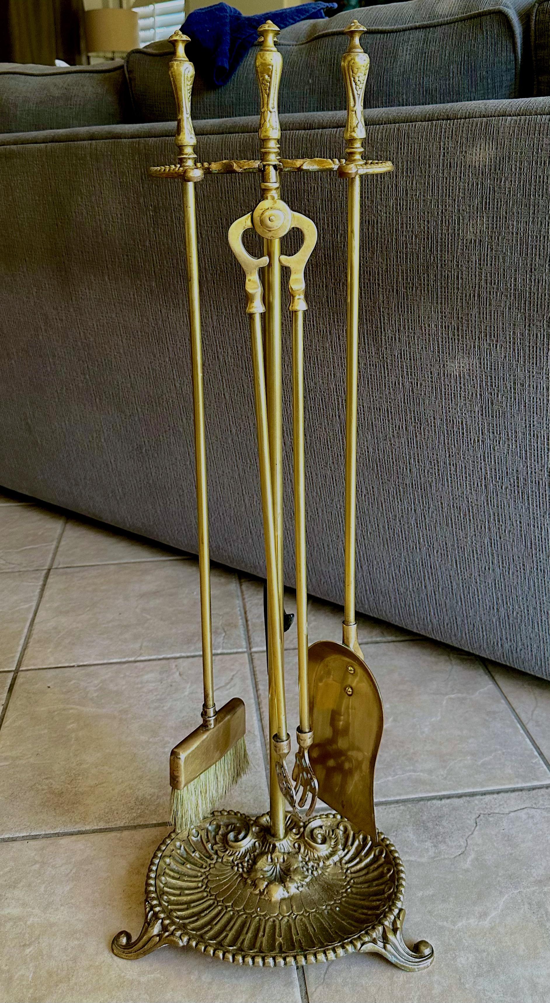Set Shell Brass Clam Nautical Fireplace Tool Set In Good Condition For Sale In Palm Springs, CA