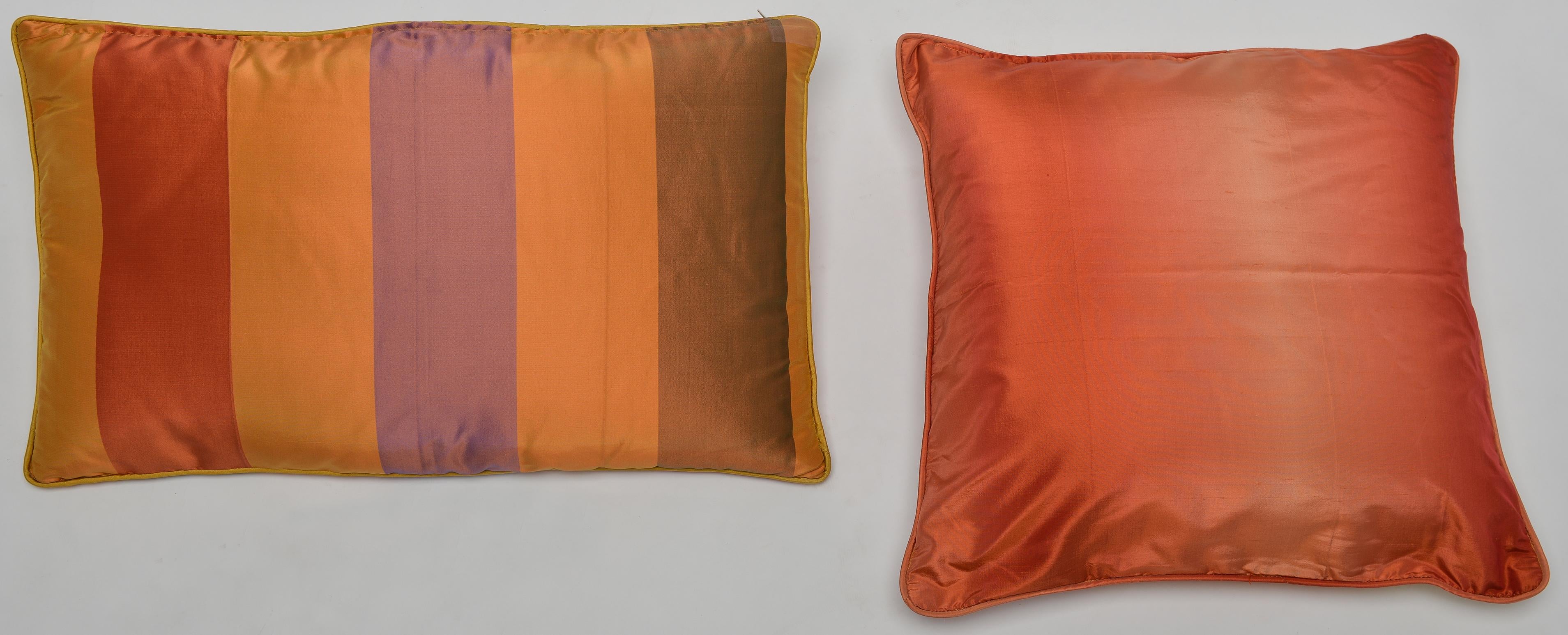 Insolito set di cuscini moderni in seta di grandi dimensioni ed eleganti - misure diverse: sinistra cm. 65 x 38 - destra cm. 50 x 50.
B/393 - B/2413.